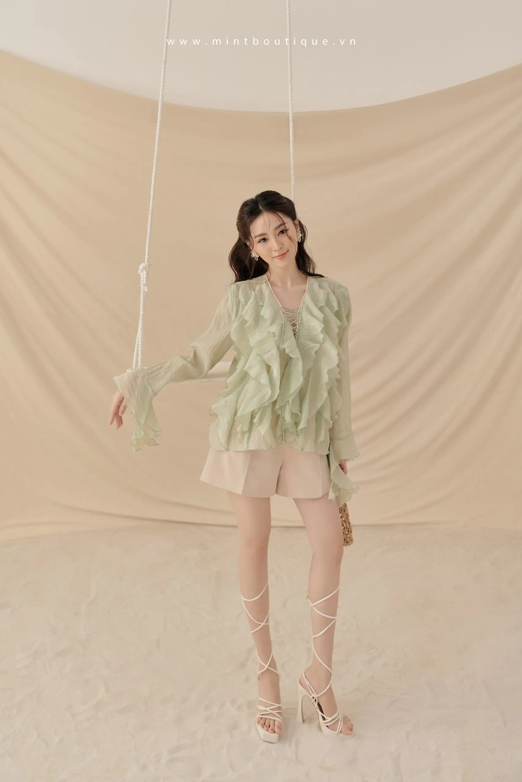 L’Aventura TOP bèo cổ V