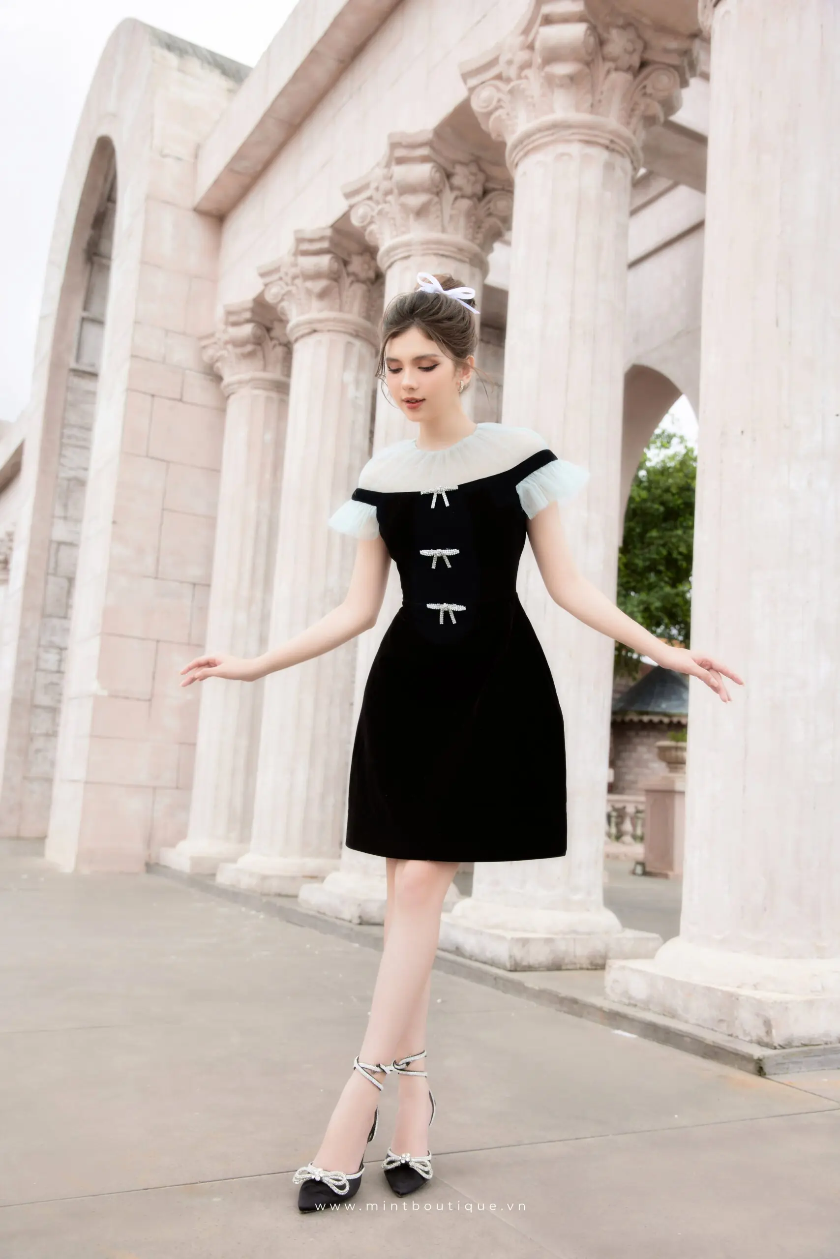 Váy liền mini nhung đen