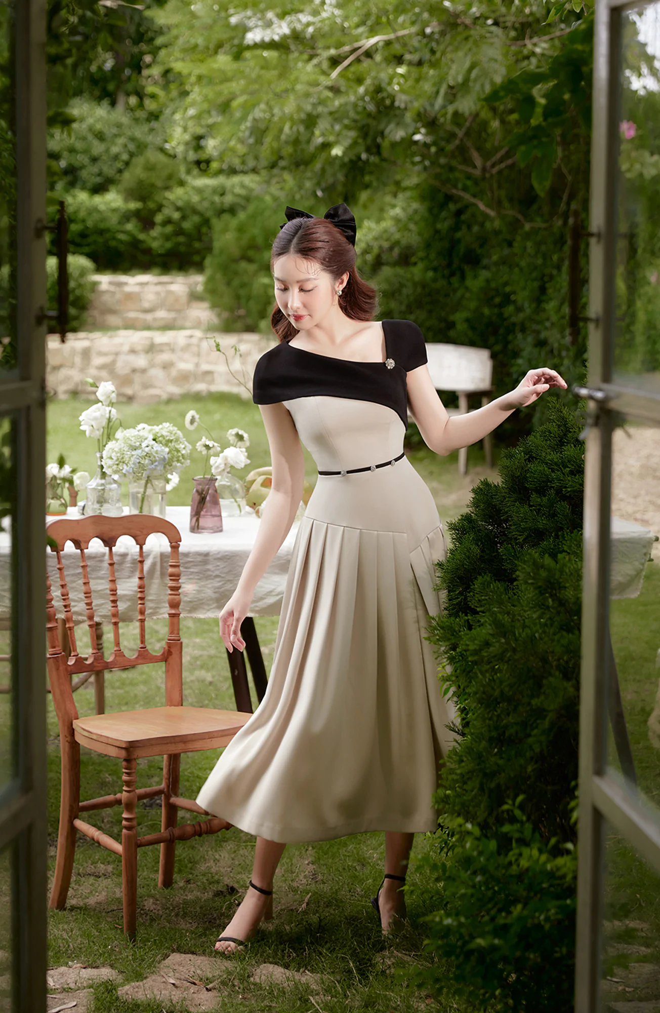 Váy liền Midi thô chéo kem tùng xếp ly