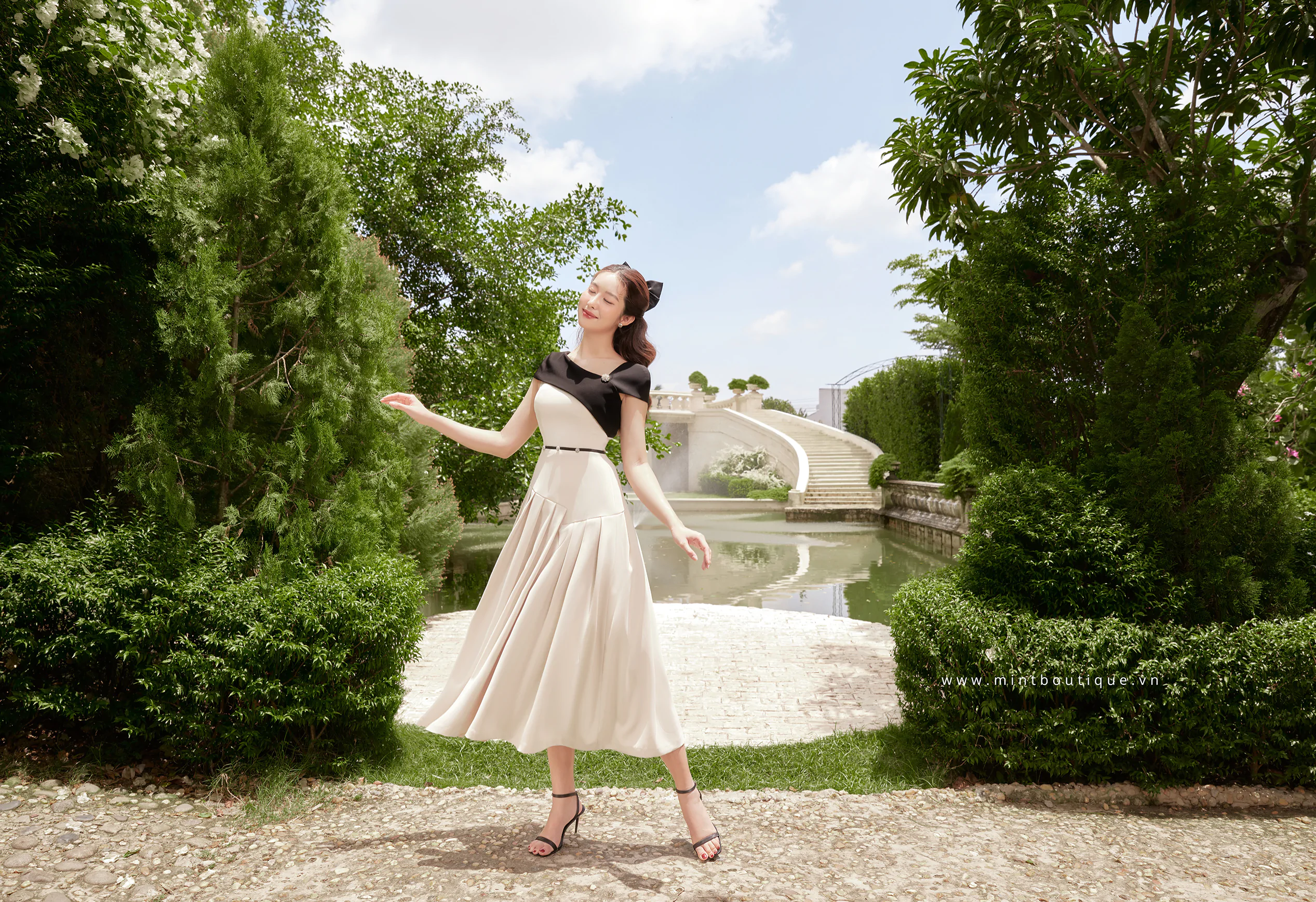 Váy liền Midi thô chéo kem tùng xếp ly - Image 2