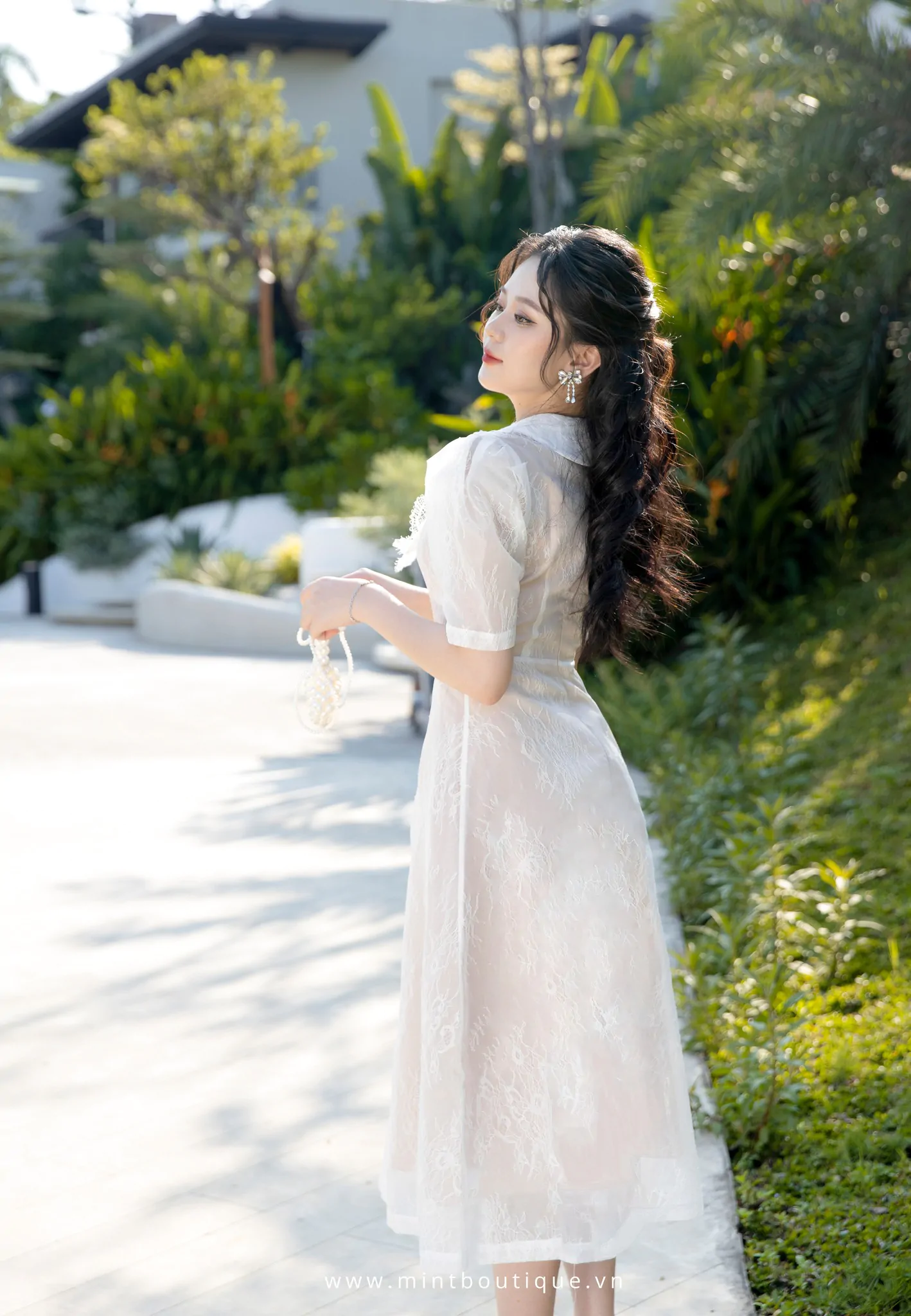 Váy liền midi ren organza trắng cổ V tay bồng - Image 2