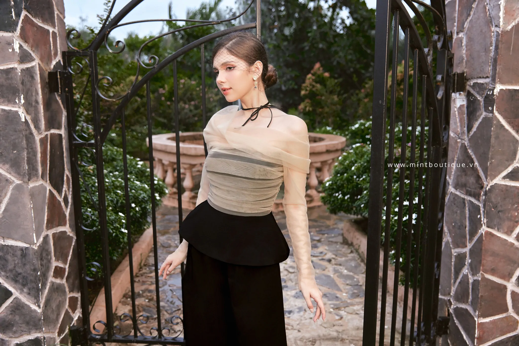 Áo thô đen peplum phối lưới da tay dài - Image 2