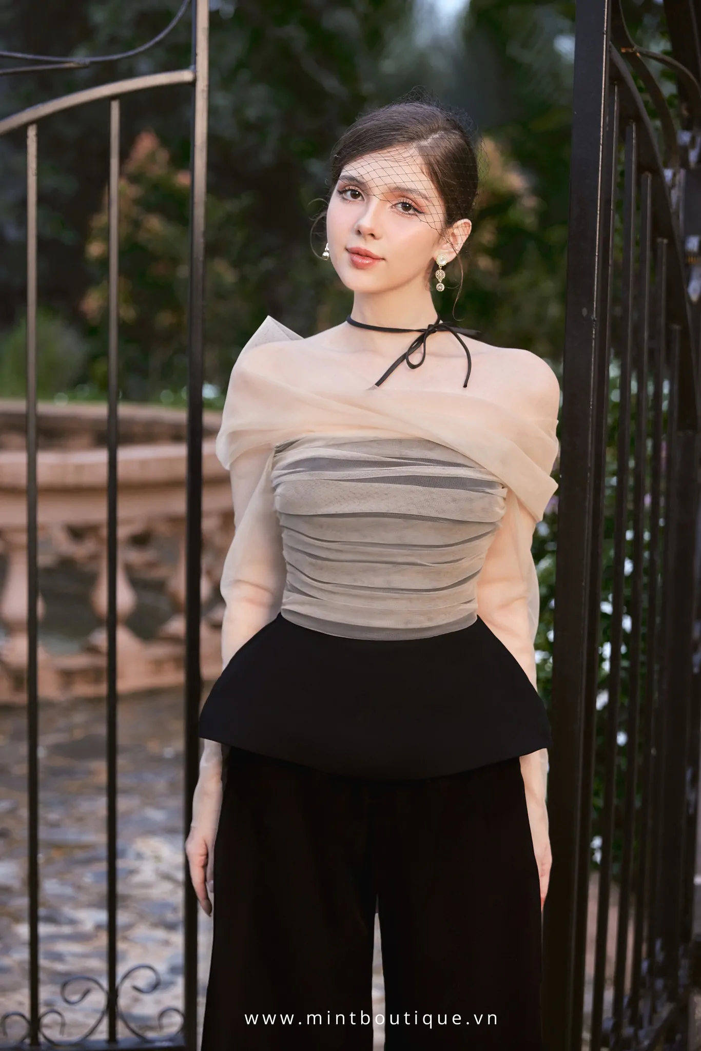 Áo thô đen peplum phối lưới da tay dài