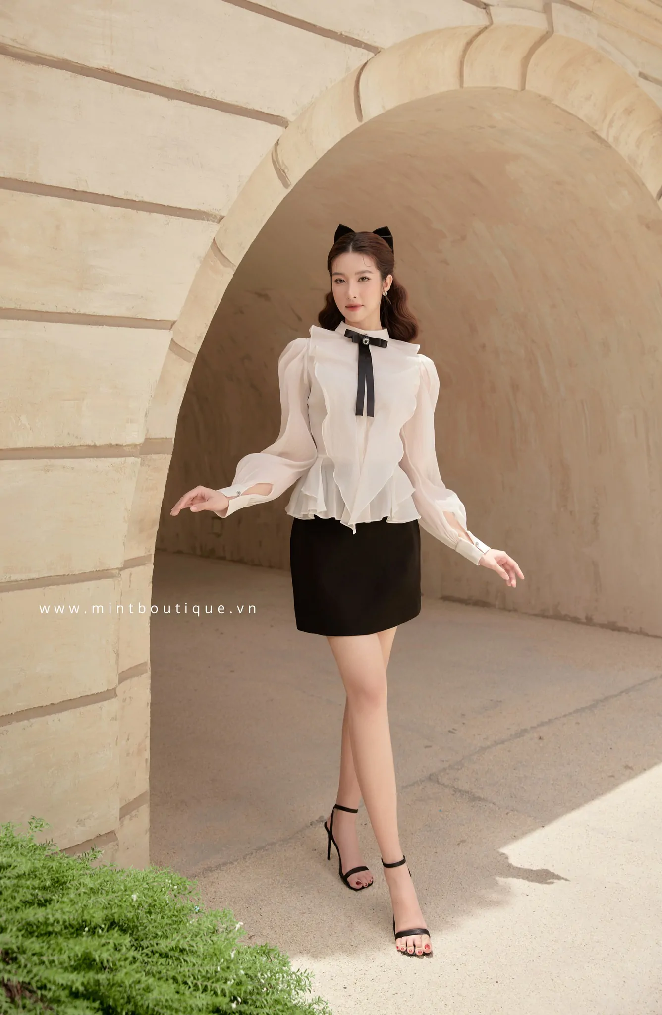 Áo tơ tằm kem nhăn cổ viền bèo nơ đen - Image 3