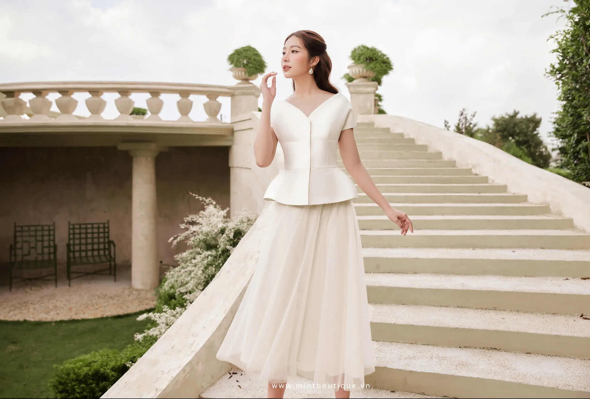 Áo tafta kem tùng peplum cổ V - Image 3