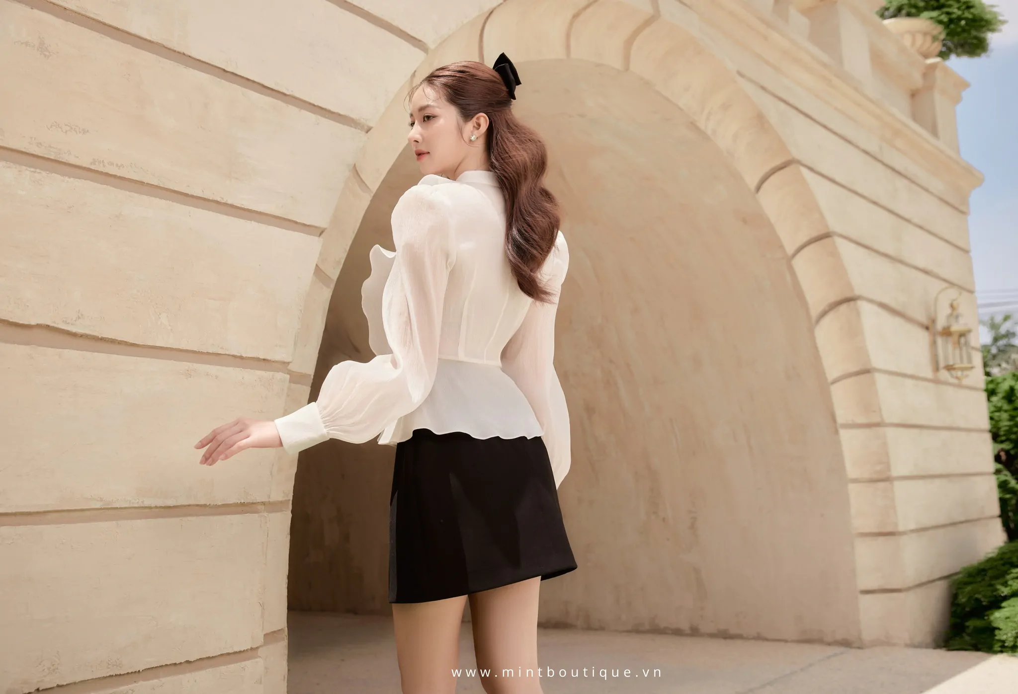 Chân váy mini thô đen chéo Hàn - Image 2