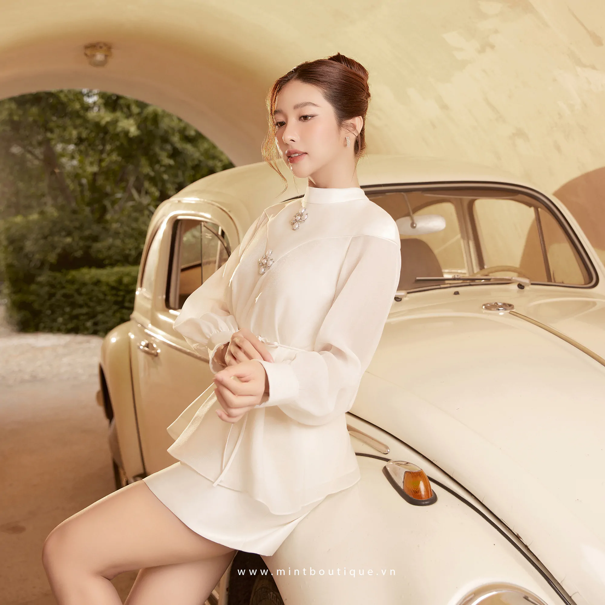 Áo sơ mi tằm óng kem phối tafta kem vai chờm tay dài - Image 4