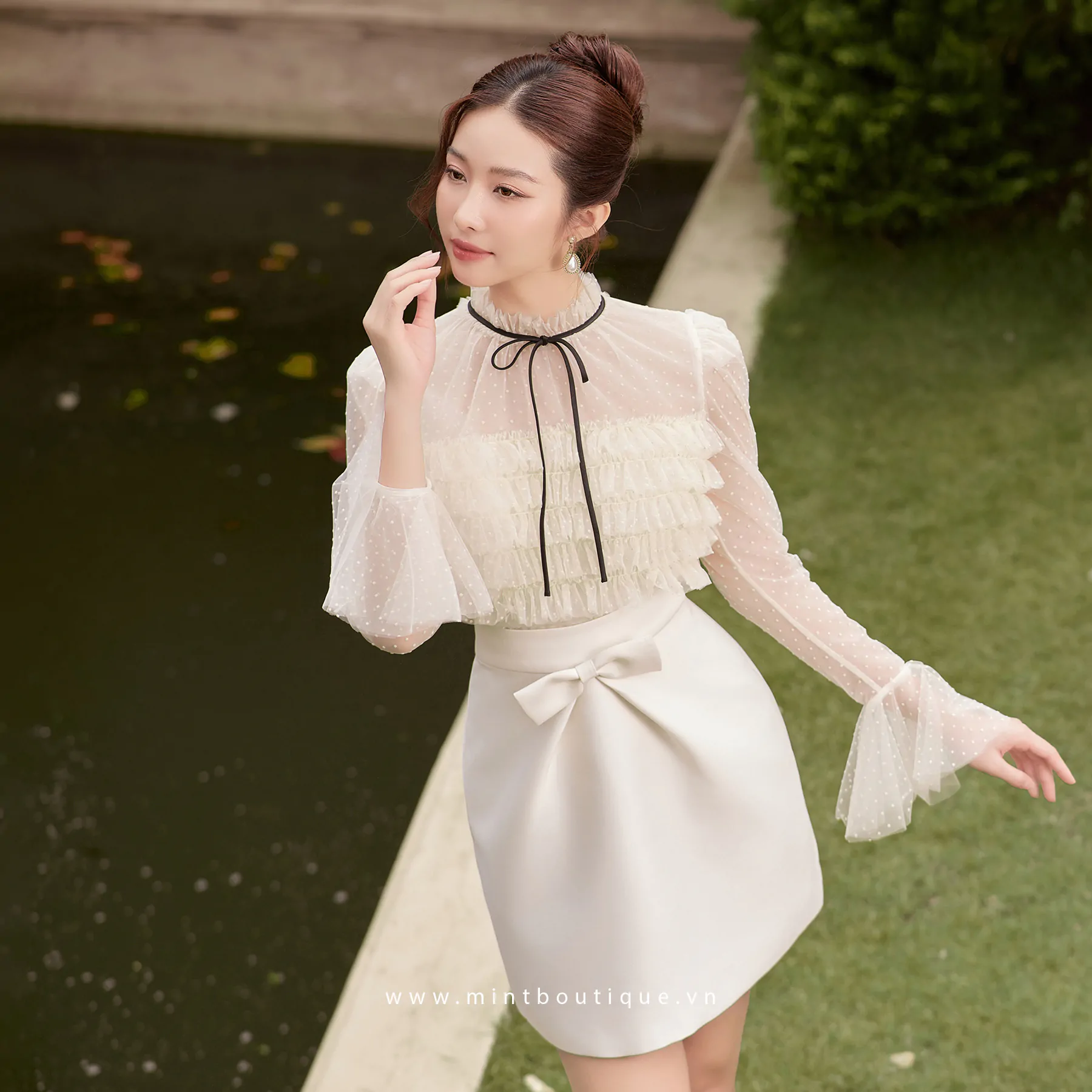 Áo sơ mi lưới chấm bi viền bèo nơ chỉ đen