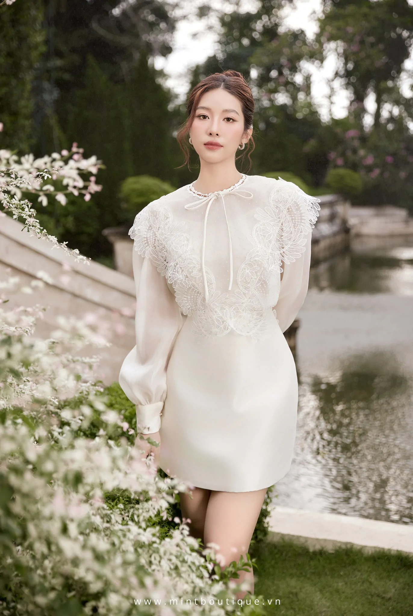 Chân váy tafta kem dáng A ngắn cạp liền