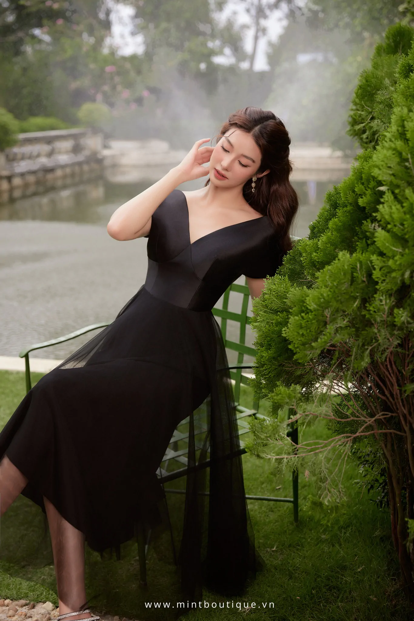 Váy liền midi tafta đen cổ V tùng lưới đen - Image 5