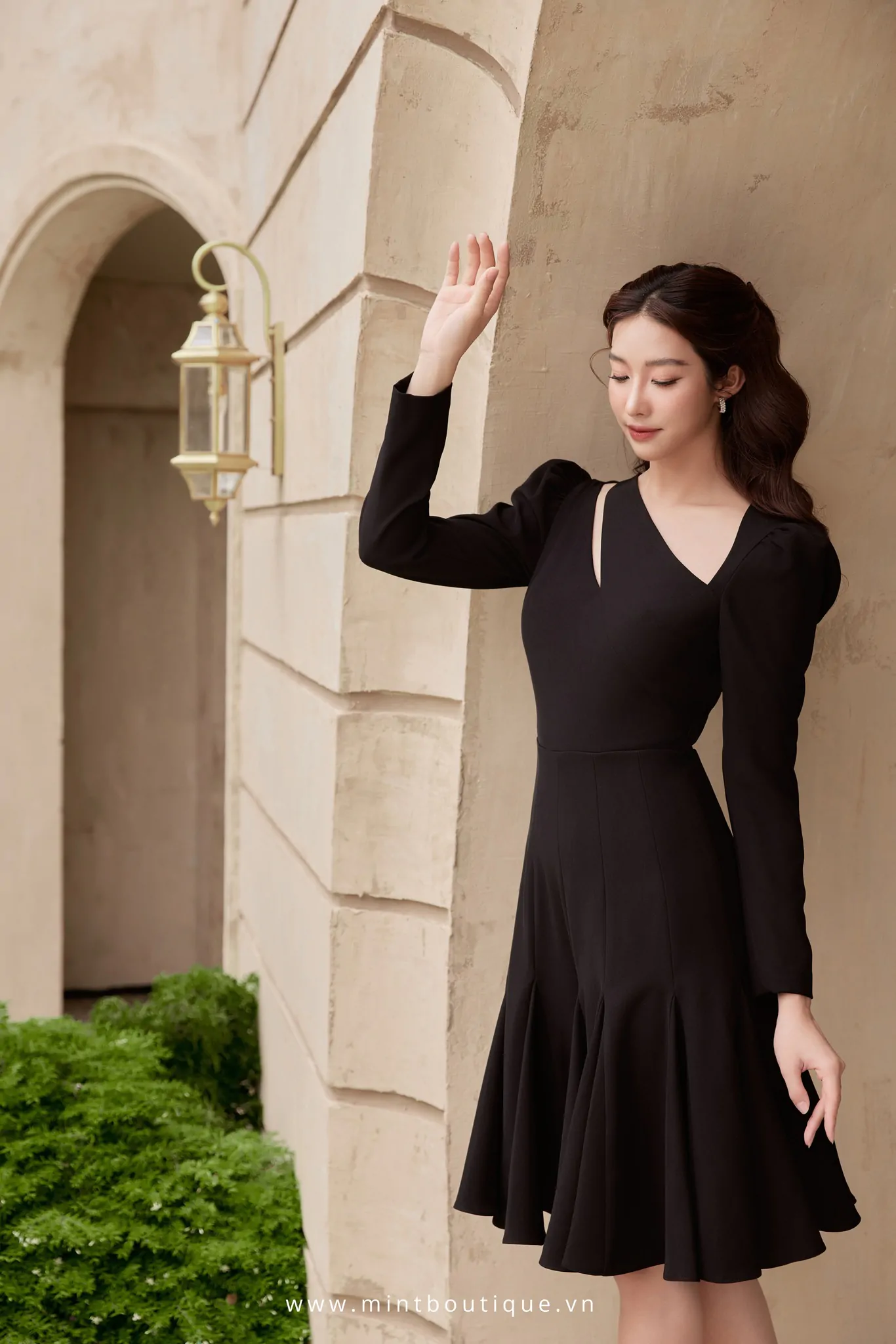 Váy liền midi thô đen chéo vai tùng tam giác tay dài - Image 3