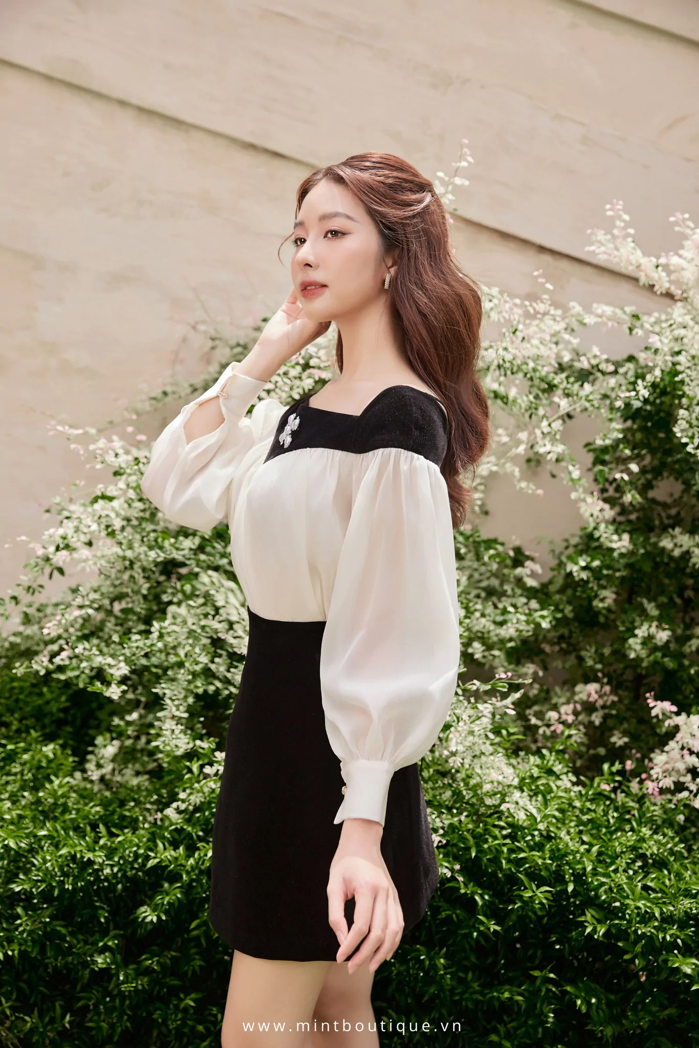 Chân váy nhung đen dáng A ngắn - Image 3