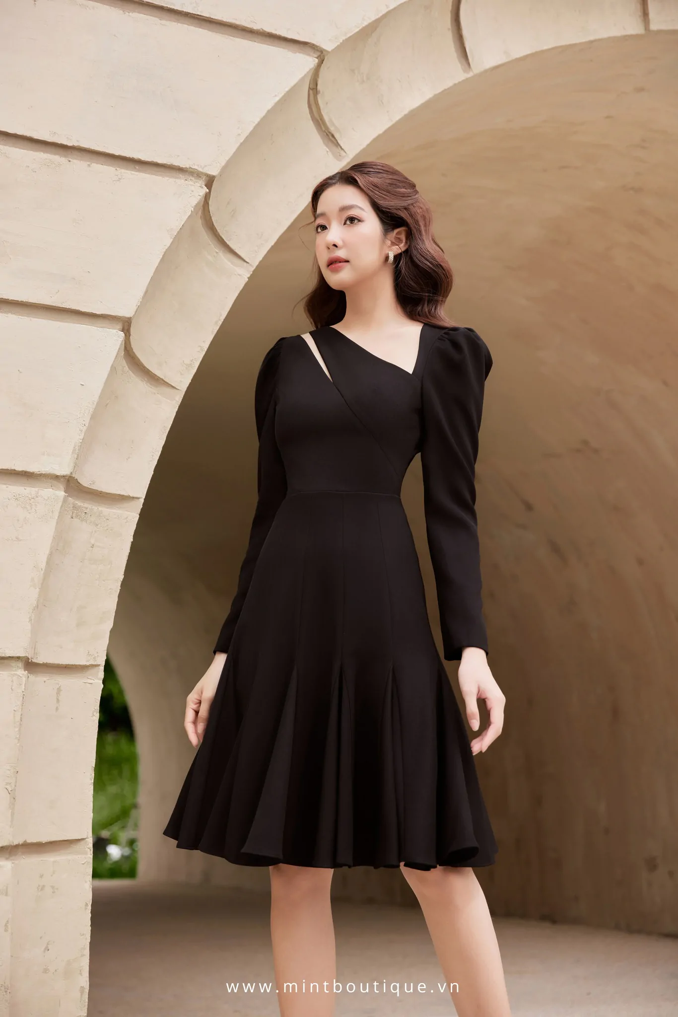 Váy liền midi thô đen chéo vai tùng tam giác tay dài - Image 5