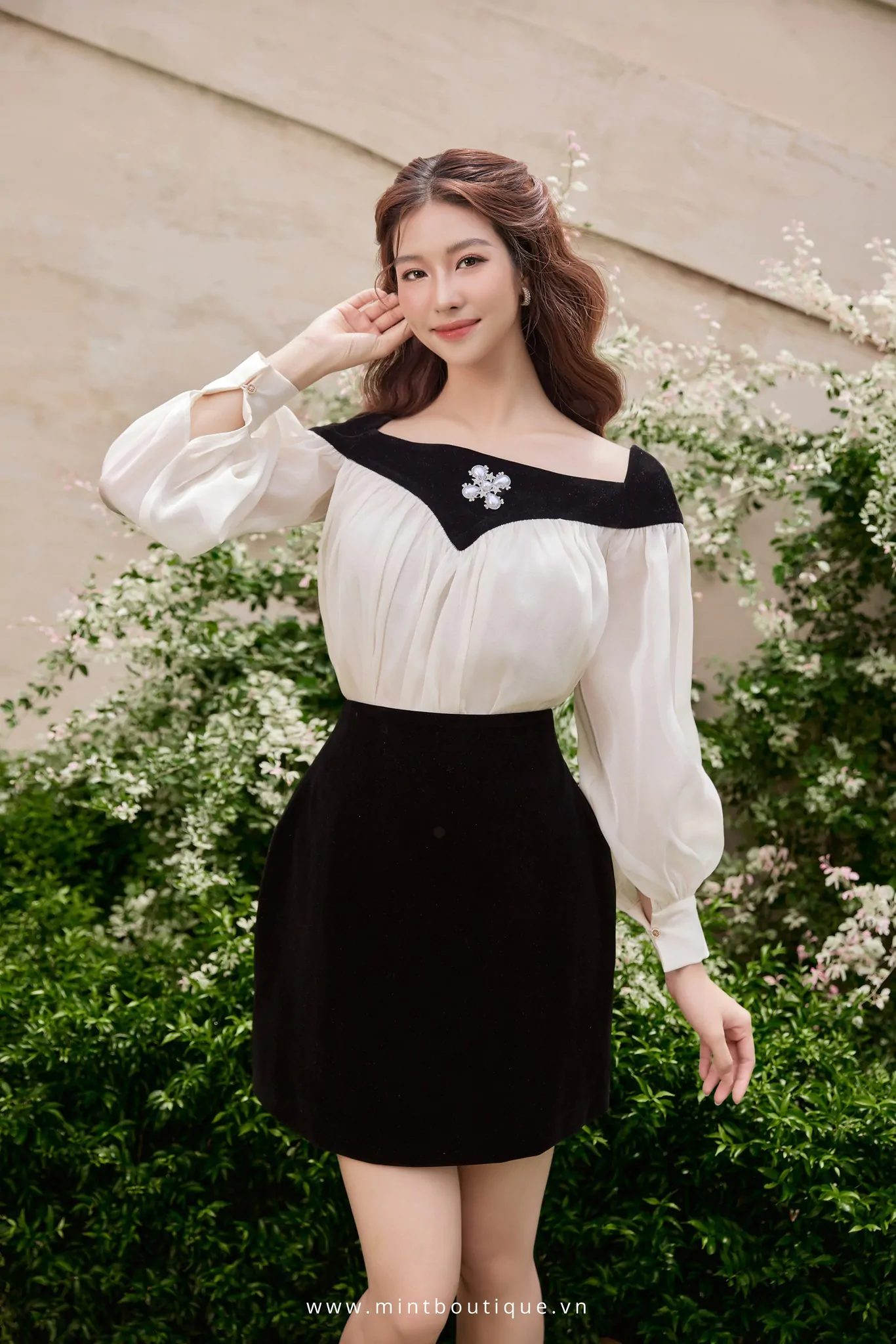 Chân váy nhung đen dáng A ngắn - Image 2