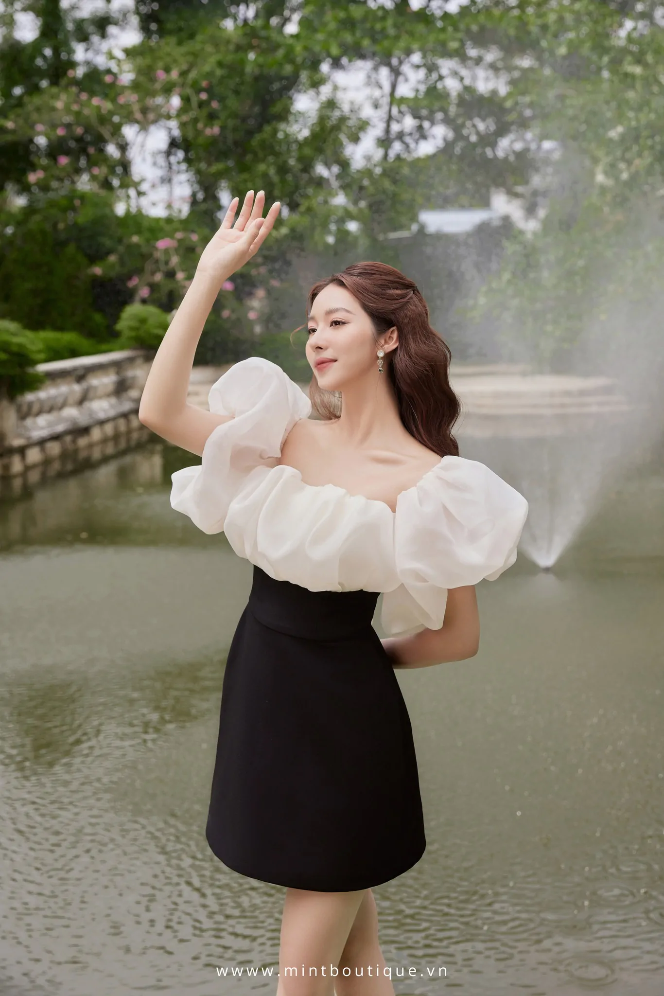 Váy mini thô đen organza kem tay bồng