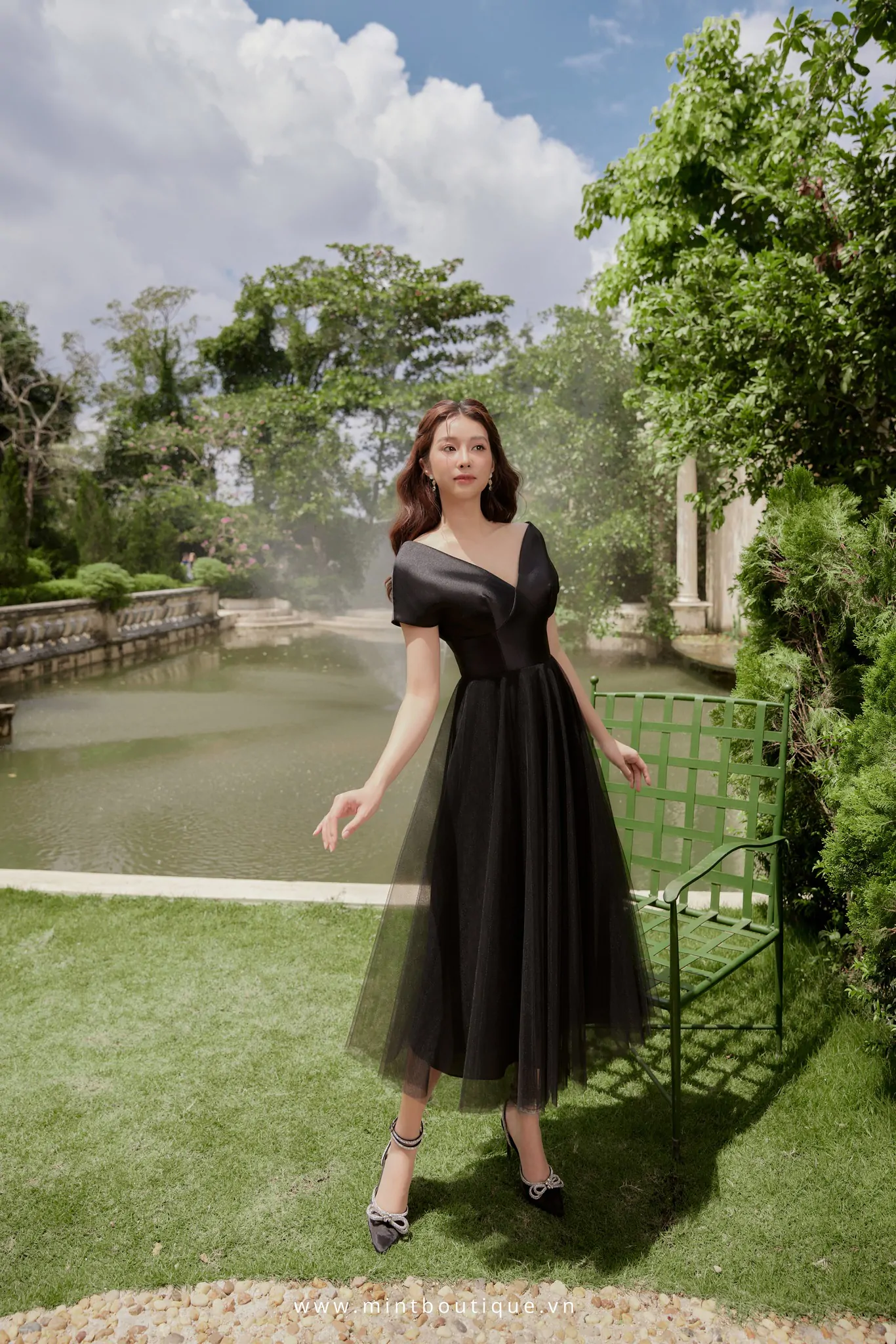 Váy liền midi tafta đen cổ V tùng lưới đen - Image 3
