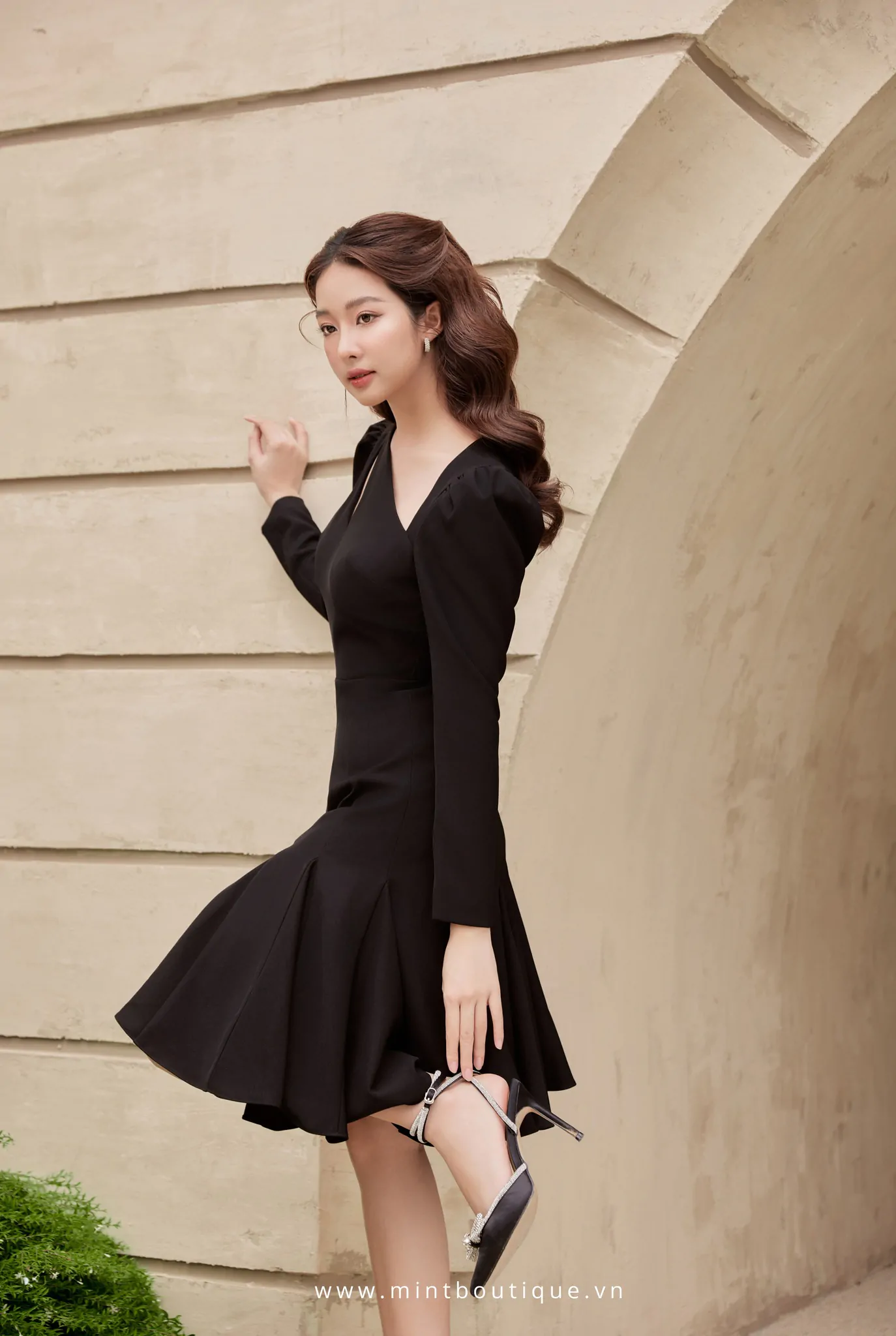 Váy liền midi thô đen chéo vai tùng tam giác tay dài - Image 4