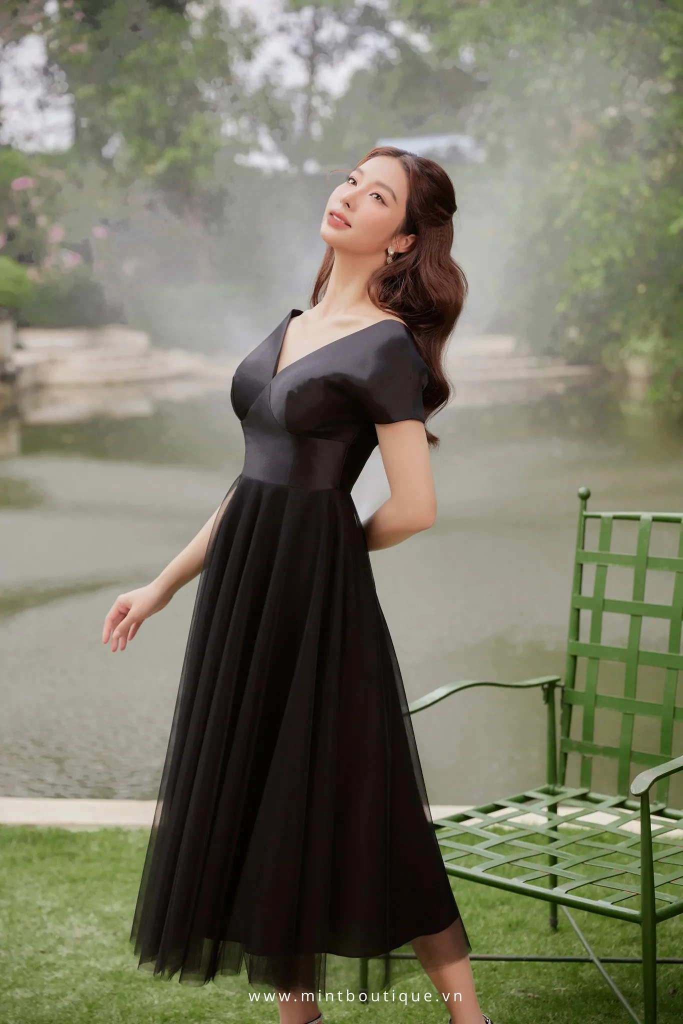 Váy liền midi tafta đen cổ V tùng lưới đen