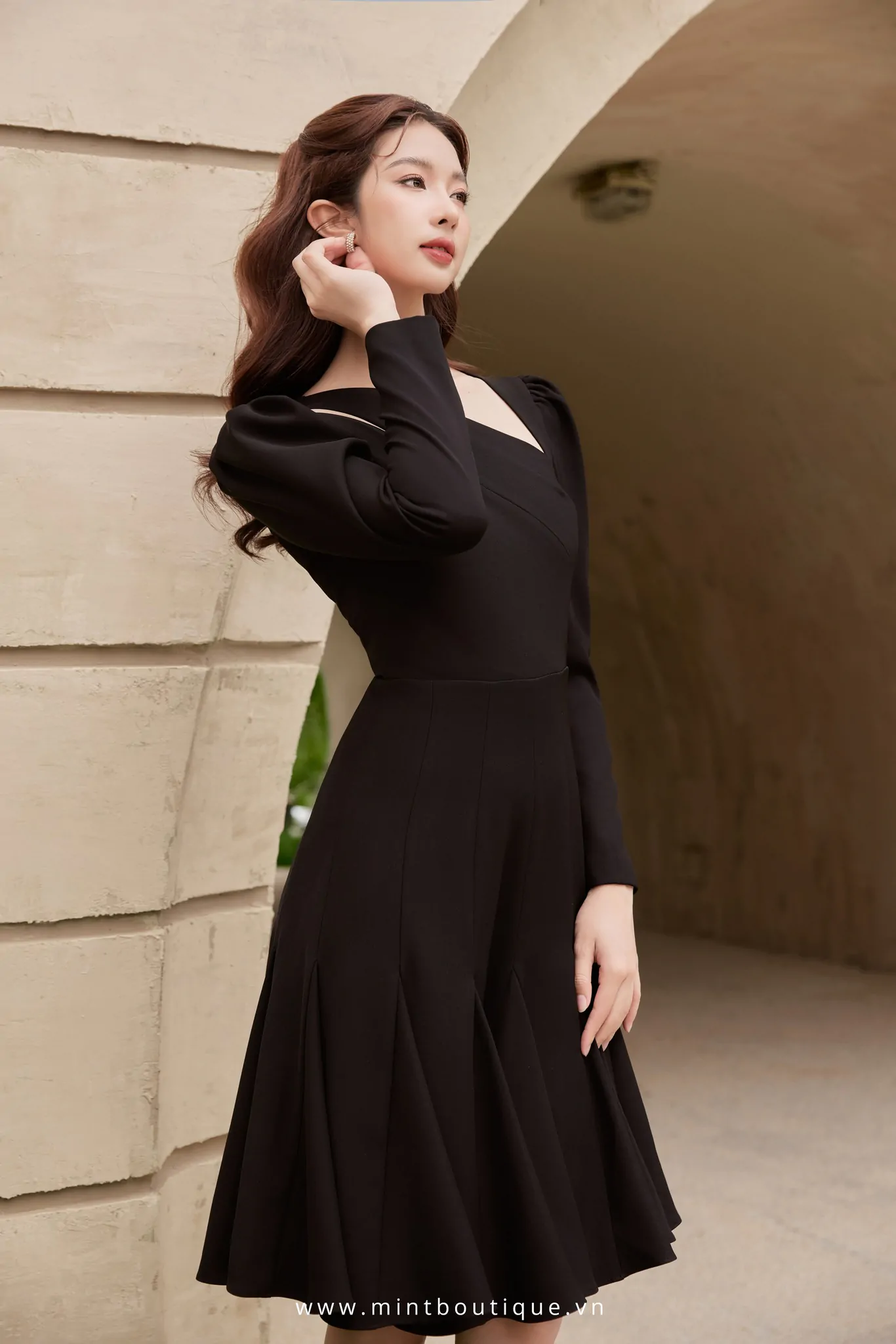 Váy liền midi thô đen chéo vai tùng tam giác tay dài - Image 2