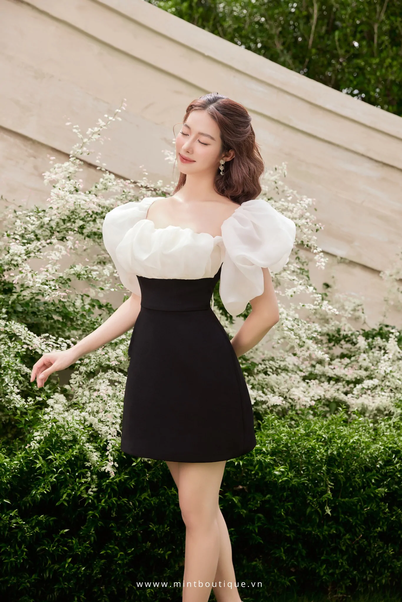 Váy mini thô đen organza kem tay bồng - Image 2