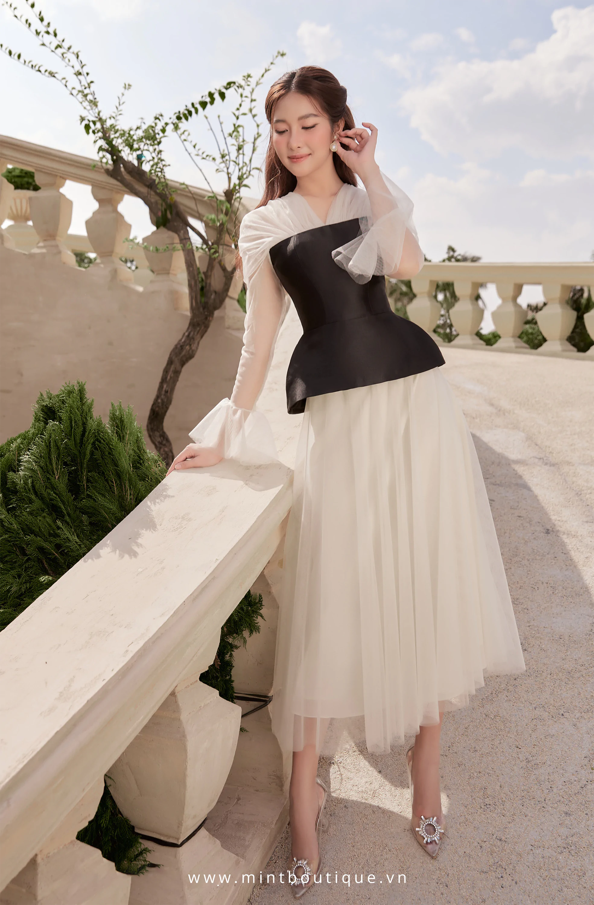 Áo tafta đen tùng peplum phối lưới kem