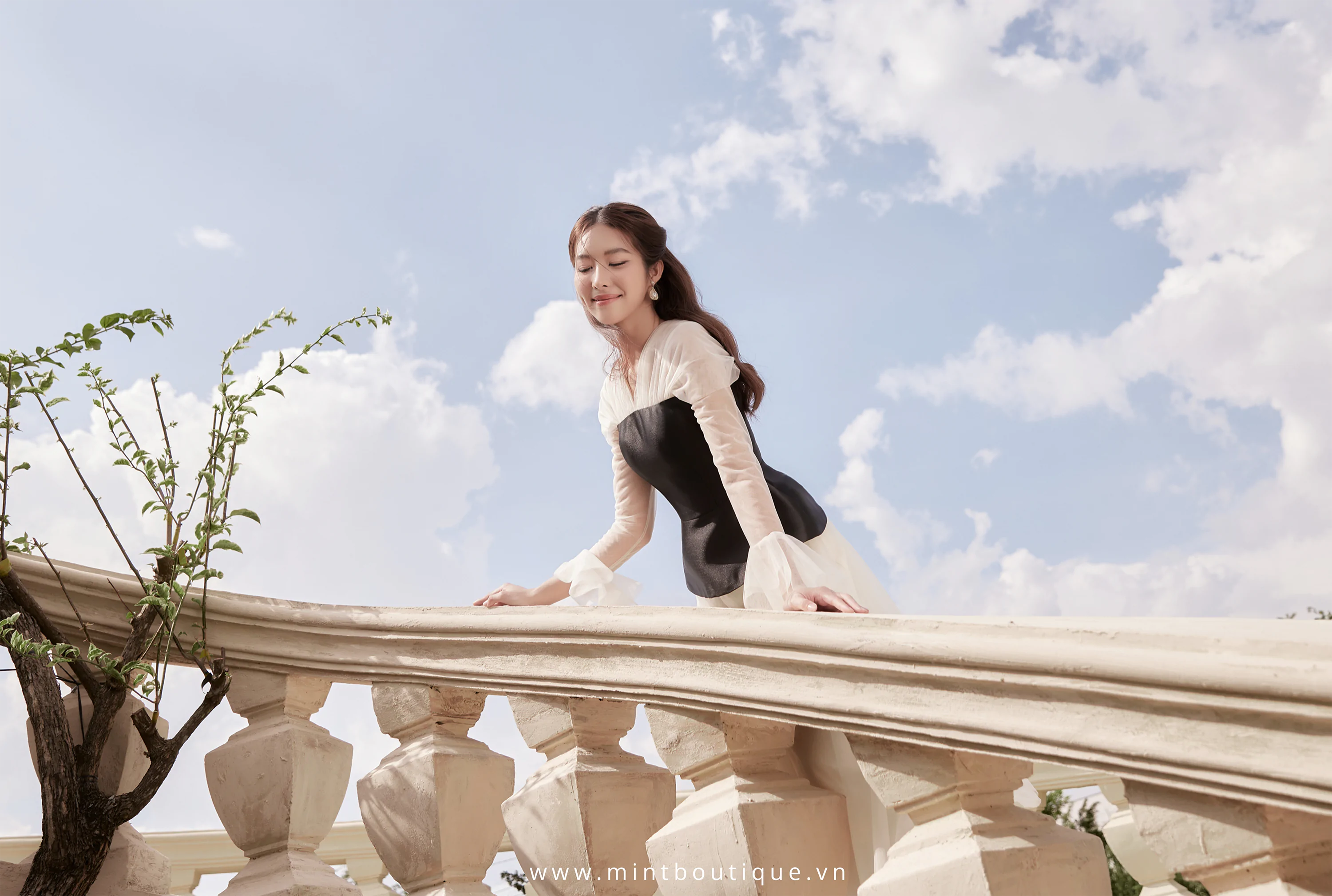 Áo tafta đen tùng peplum phối lưới kem - Image 2