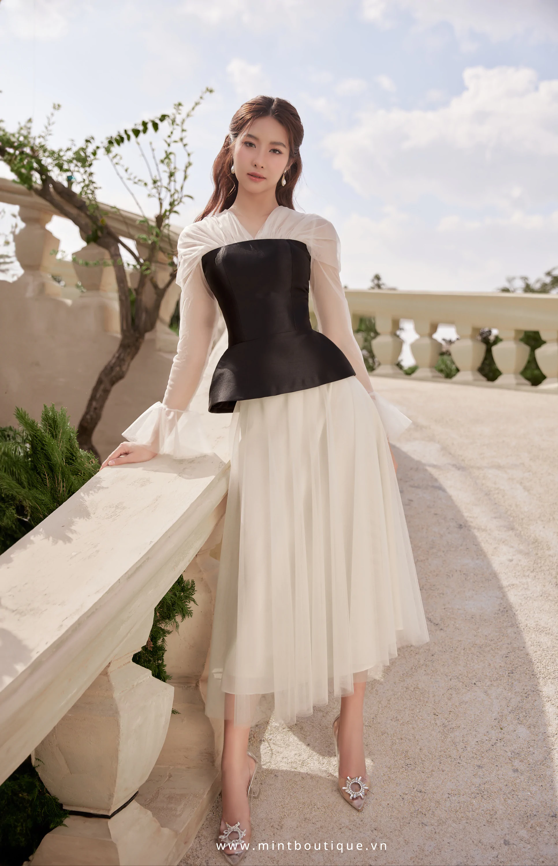 Áo tafta đen tùng peplum phối lưới kem - Image 4