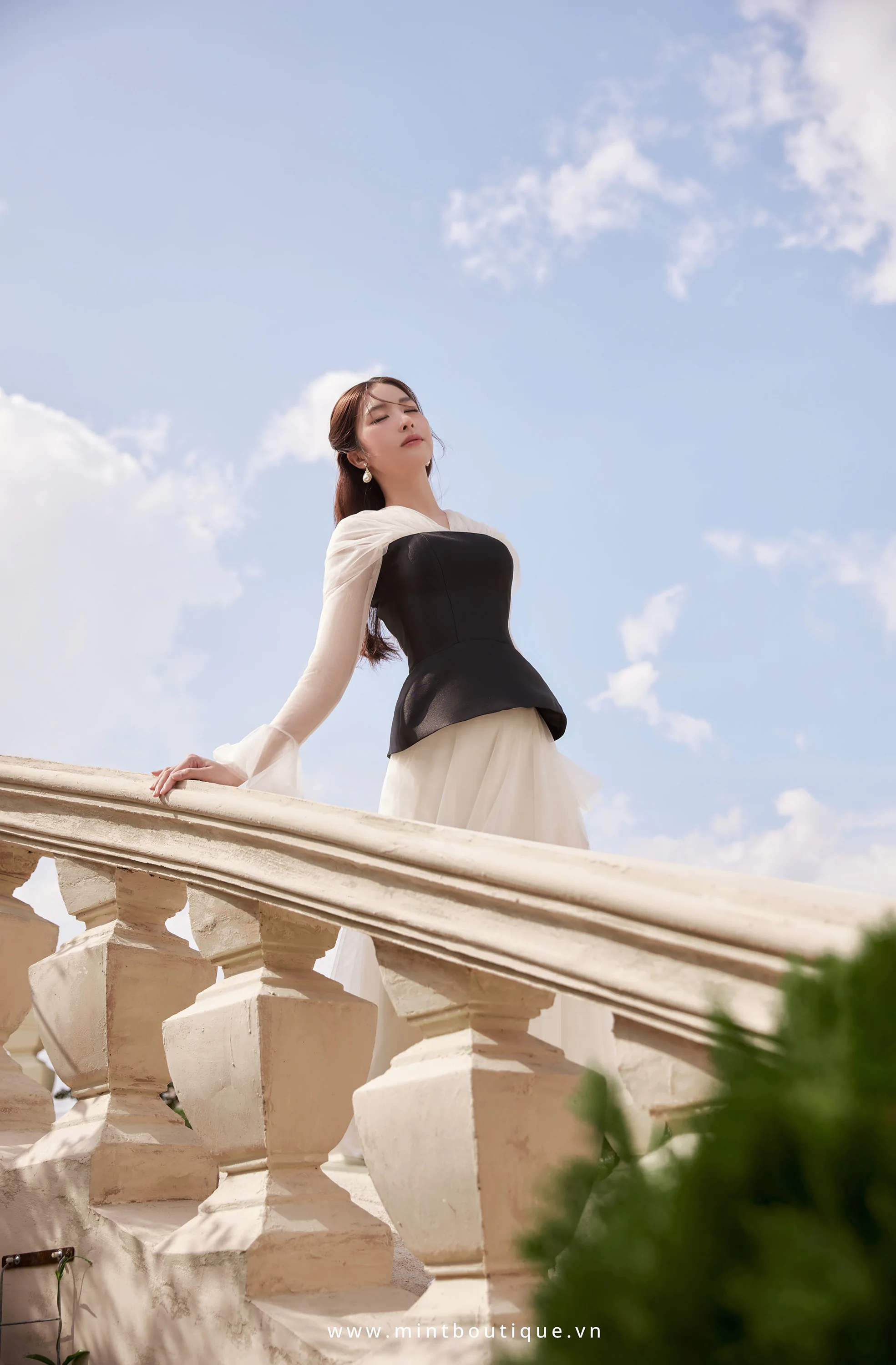 Áo tafta đen tùng peplum phối lưới kem - Image 3