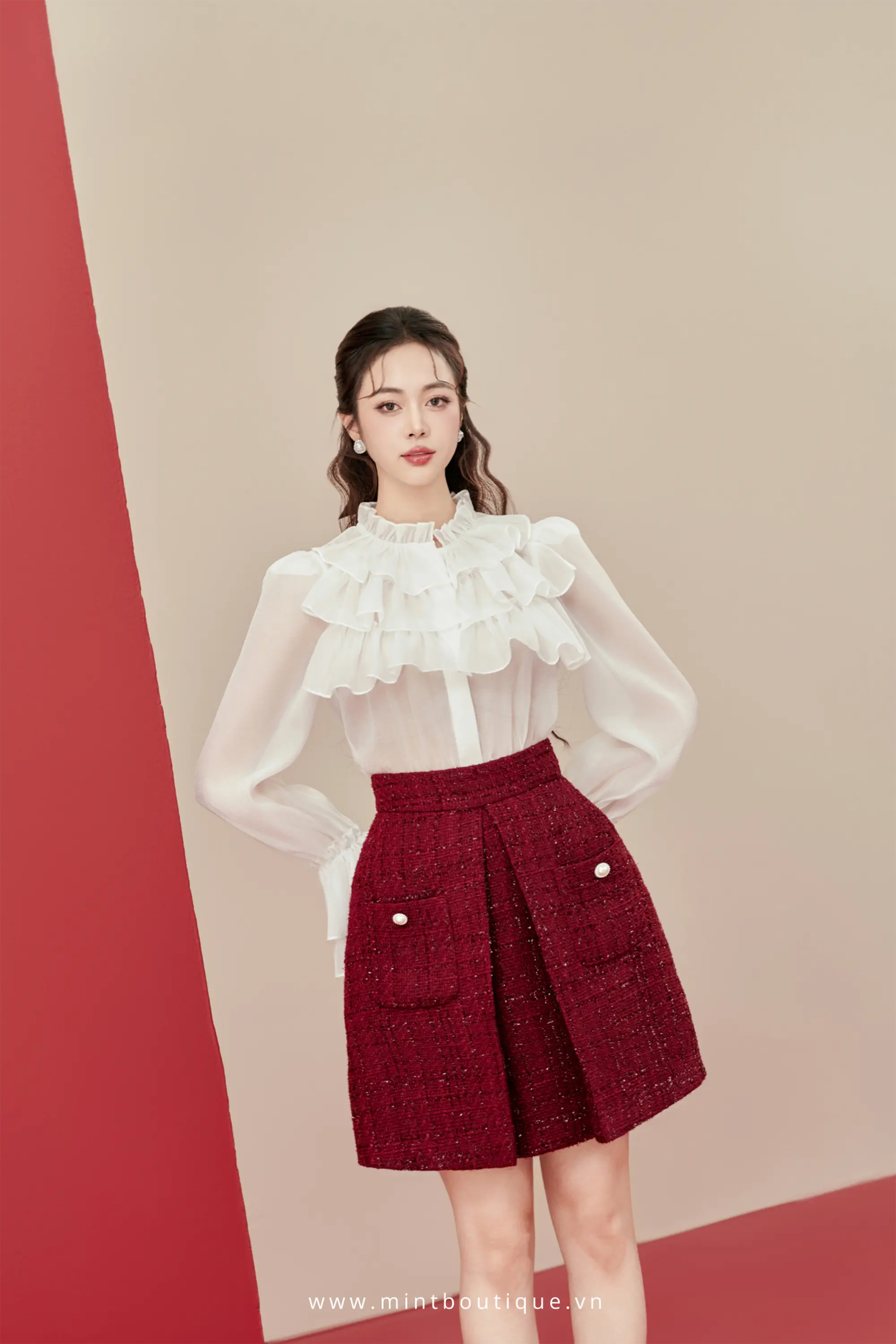 Chân váy dạ đỏ kim tuyến xếp ly túi ốp đính cúc trai