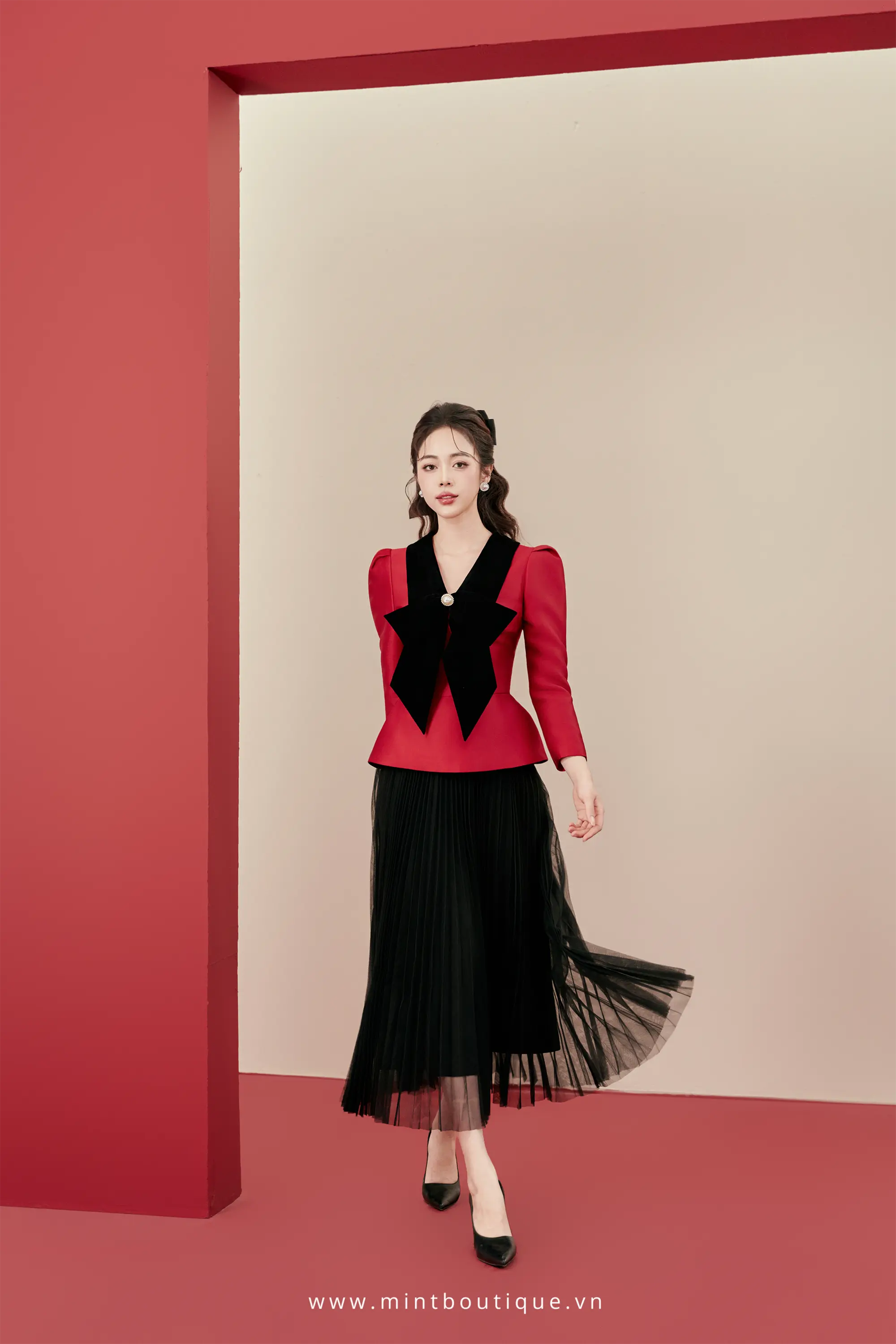 Áo vest tafta đỏ cổ V tùng peplum nơ nhung đen - Image 2