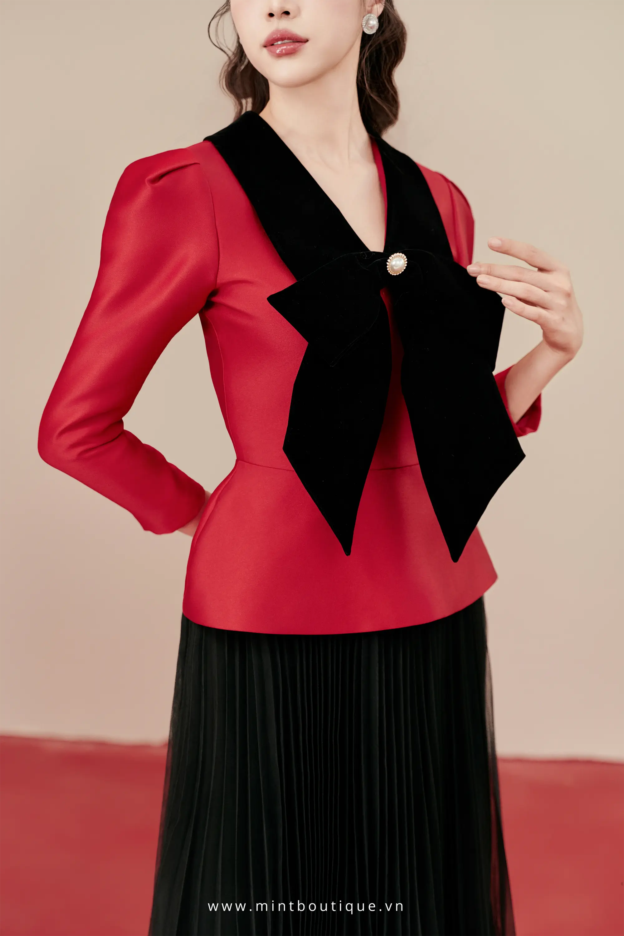 Áo vest tafta đỏ cổ V tùng peplum nơ nhung đen - Image 3