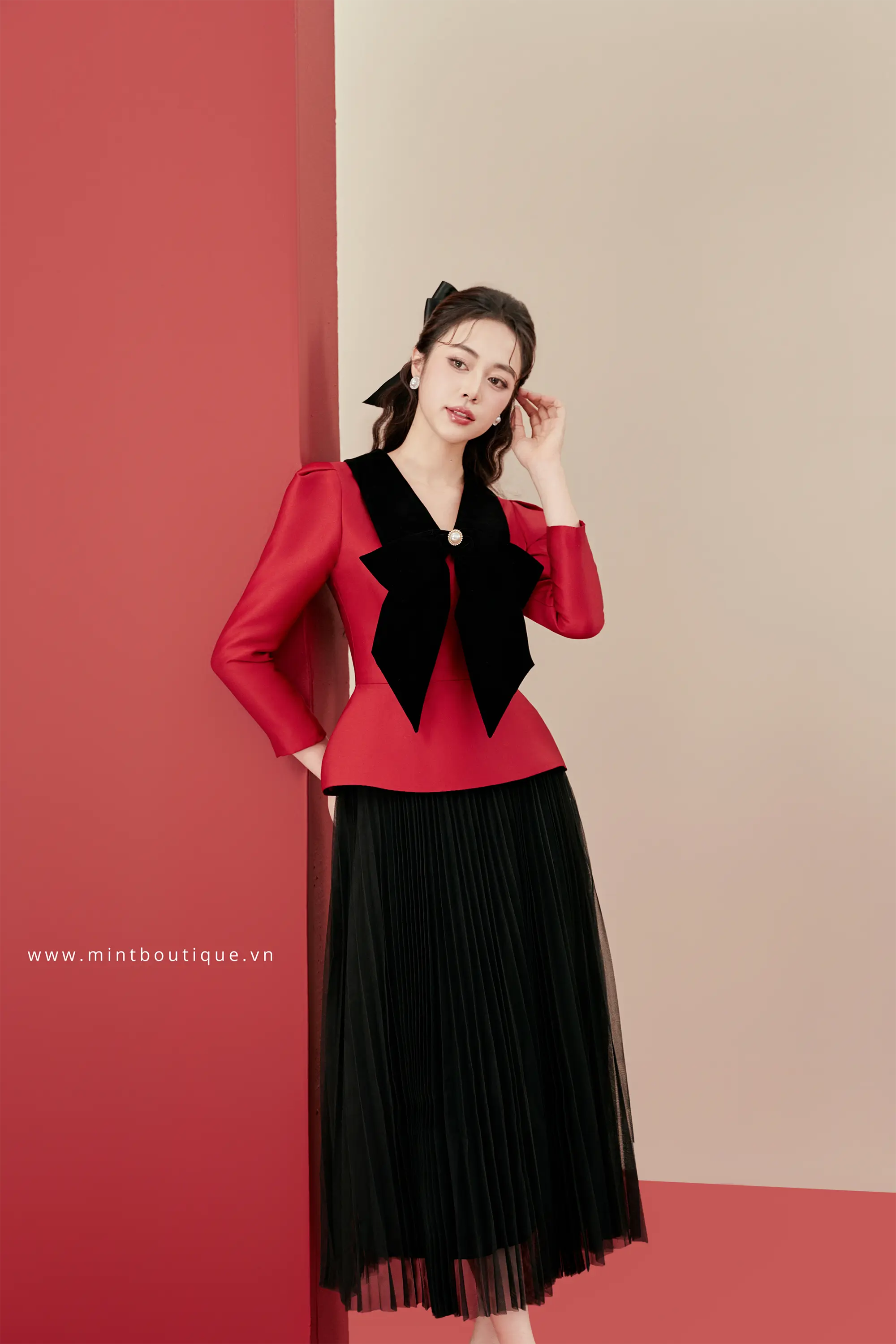 Áo vest tafta đỏ cổ V tùng peplum nơ nhung đen - Image 4