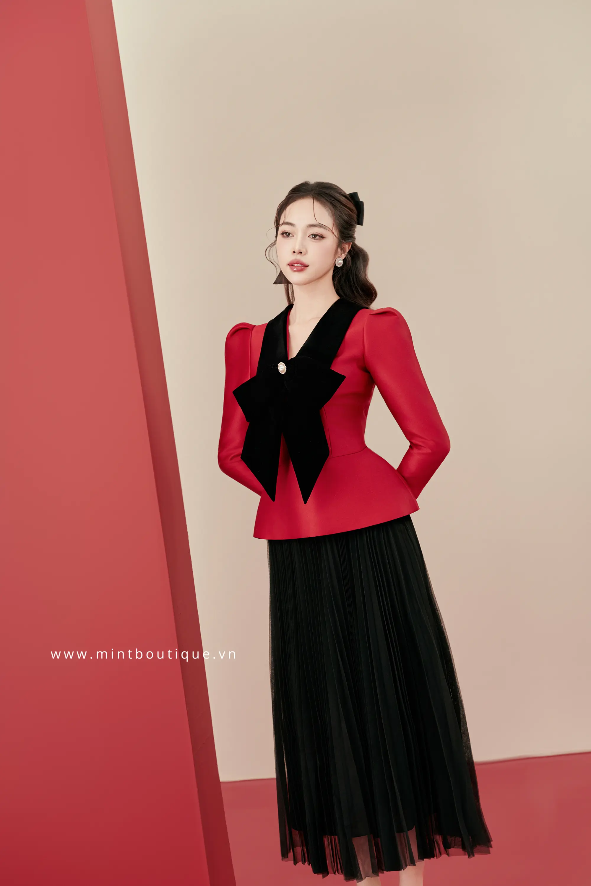 Áo vest tafta đỏ cổ V tùng peplum nơ nhung đen - Image 5