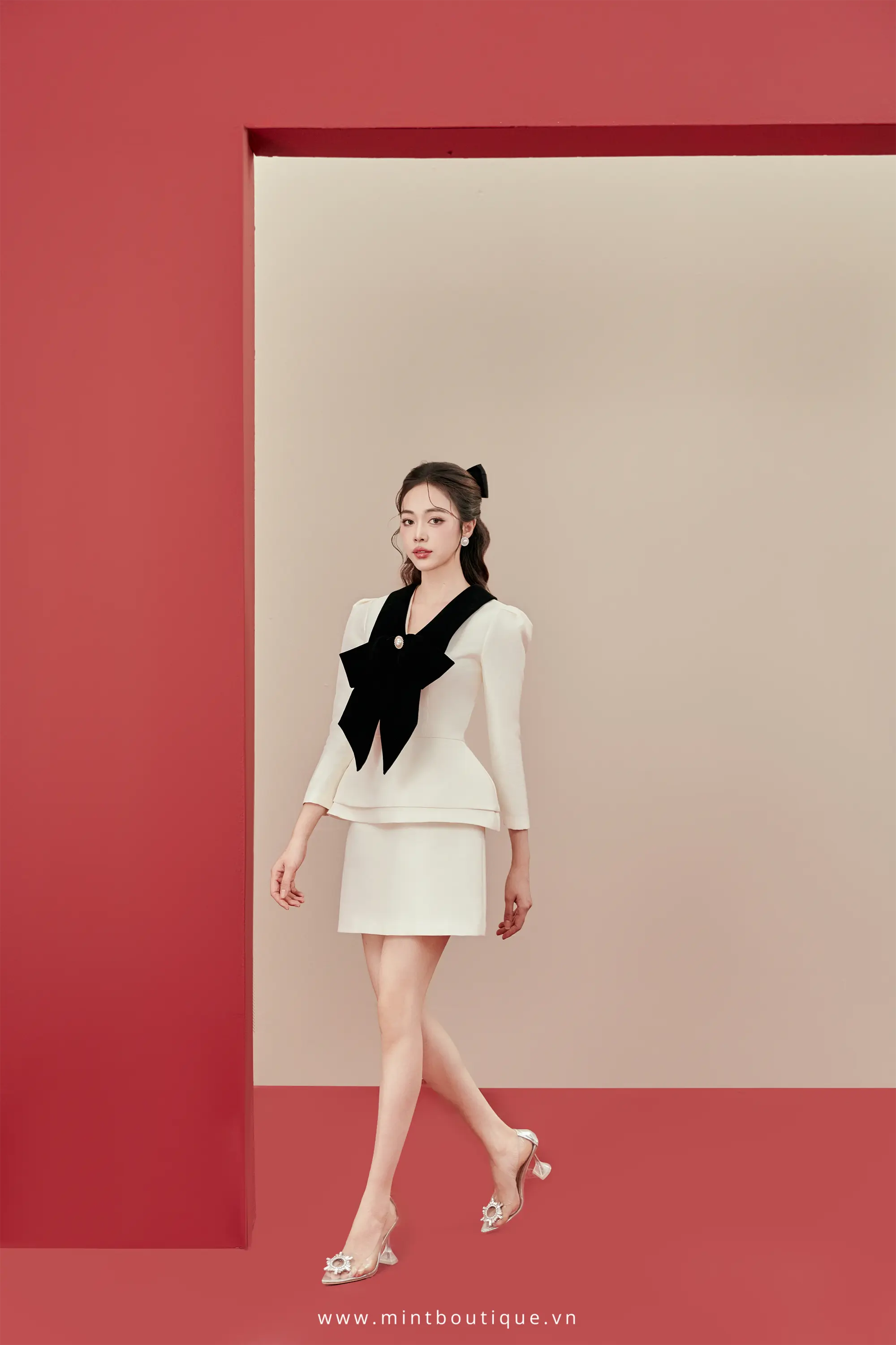 Chân váy tafta kem dáng A ngắn cạp liền