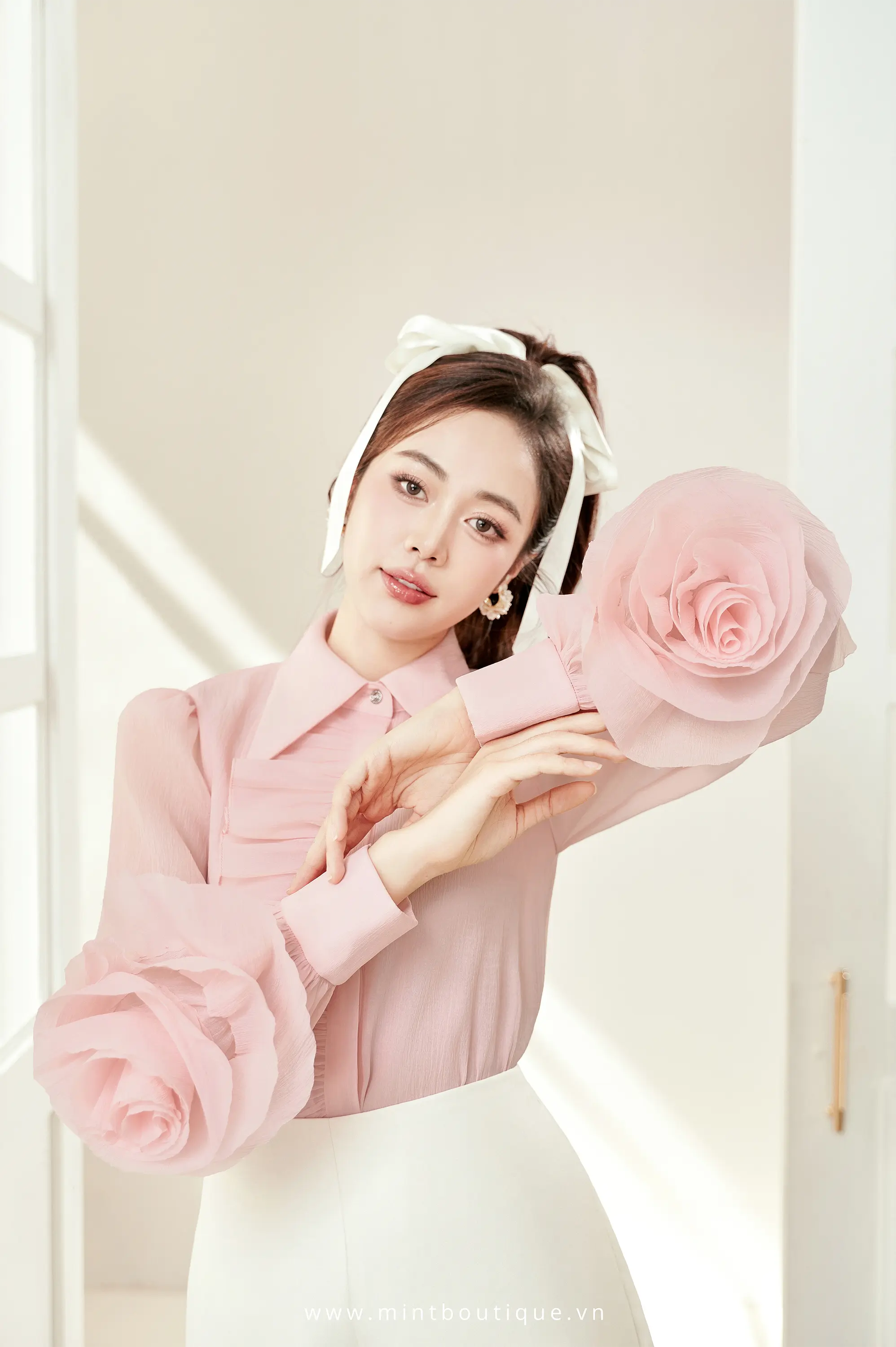 Áo sơ mi tơ tằm xốp hồng phấn quấn hoa hồng tay