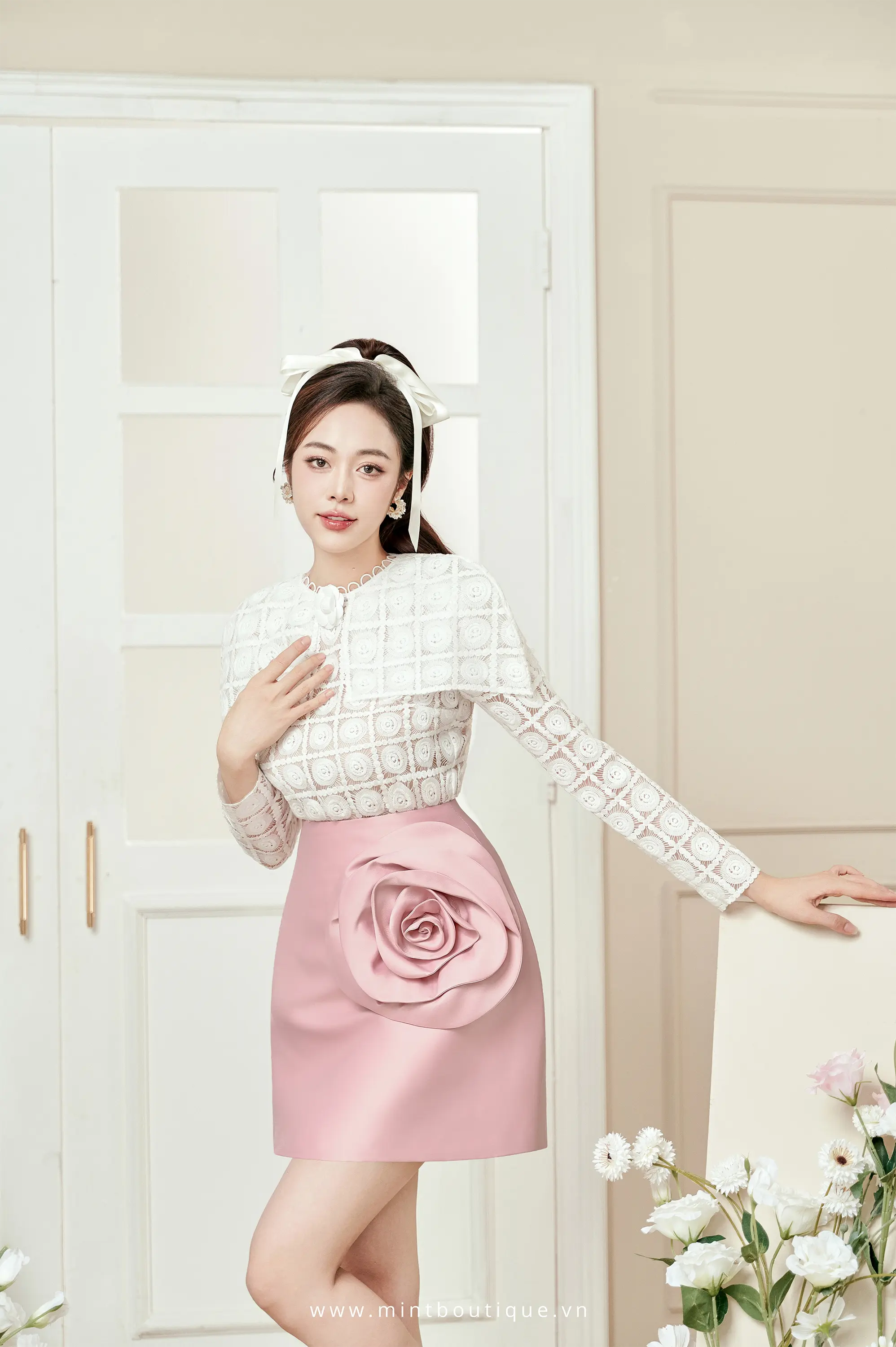 Áo sơ mi ren trắng đồng xu vai choàng dài tay hoa trà cài rời