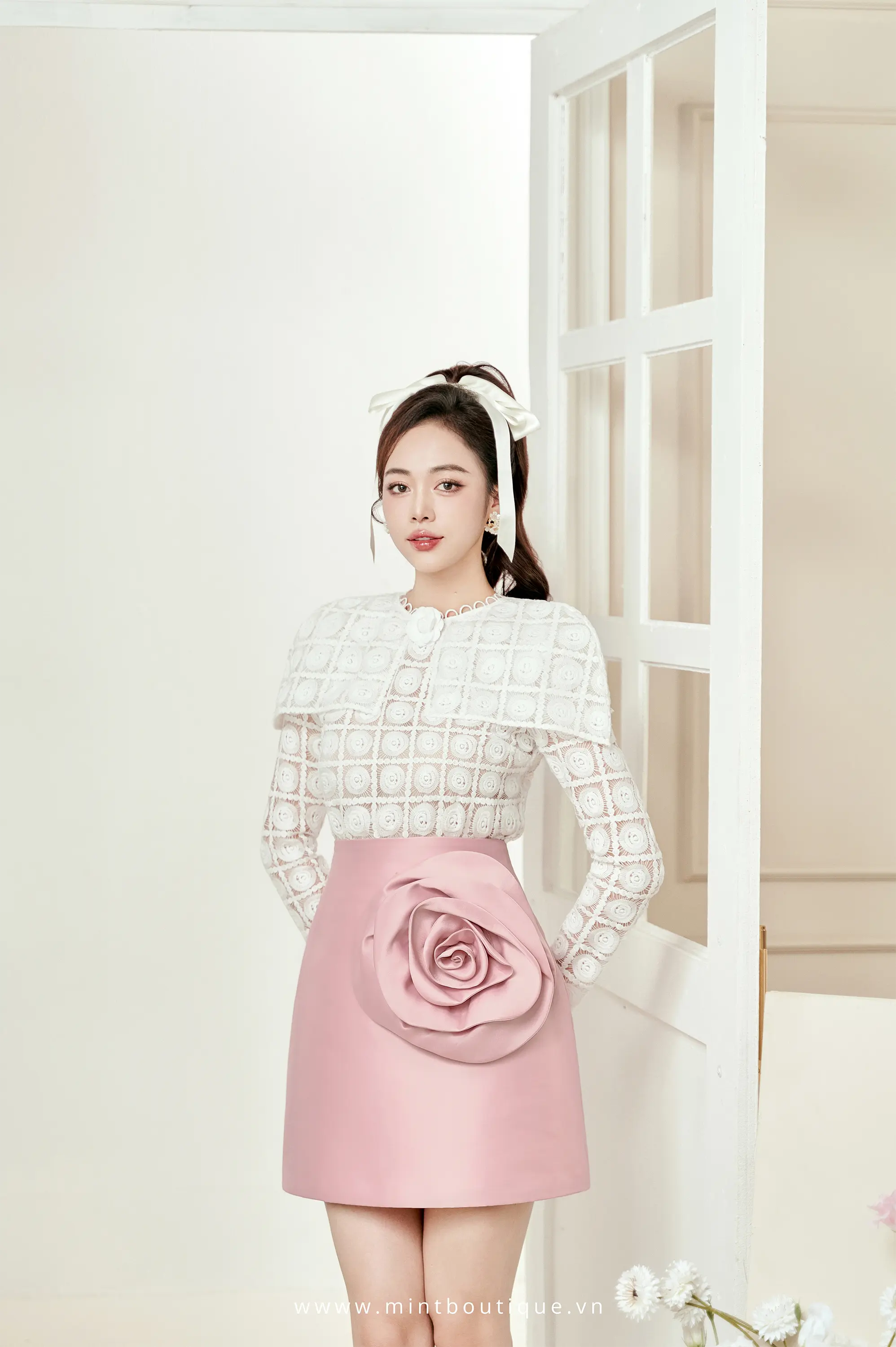 Chân váy tafta hồng dáng A ngắn cuốn hoa hồng