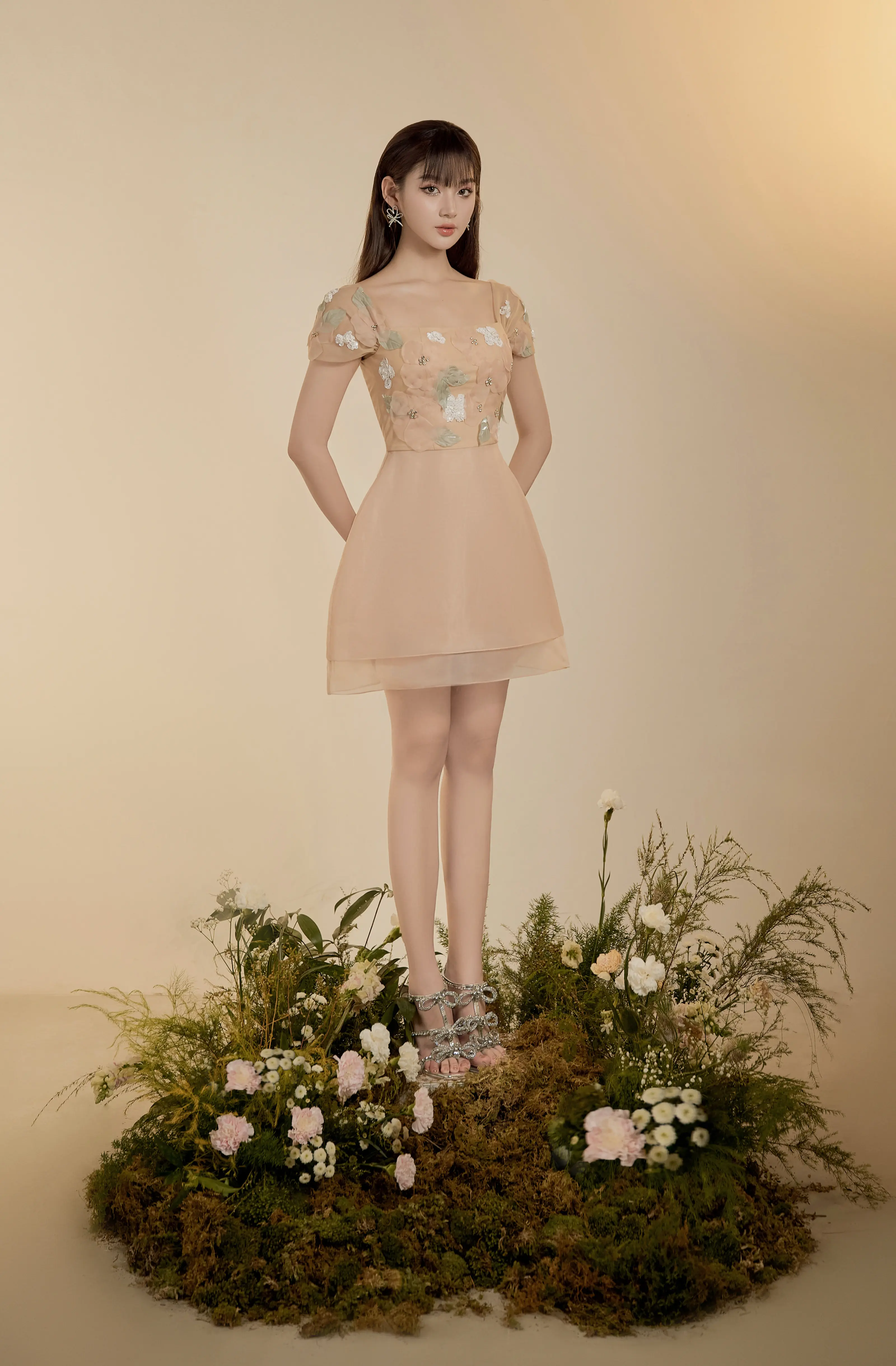 Váy liền mini organza nude đính kết hoa - Image 3