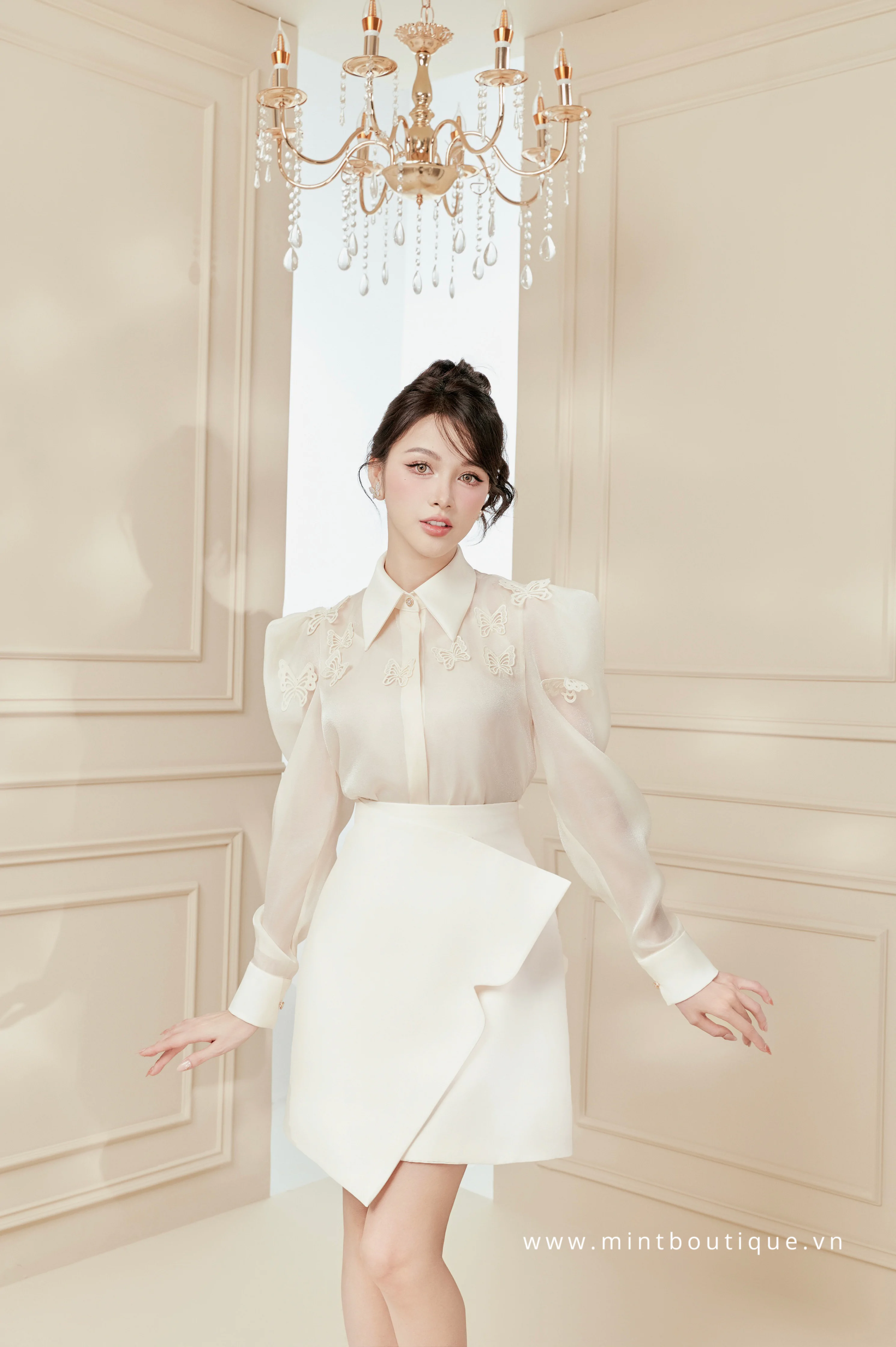 Áo sơ mi tơ óng kem cổ đức đính bướm trên vai - Image 4