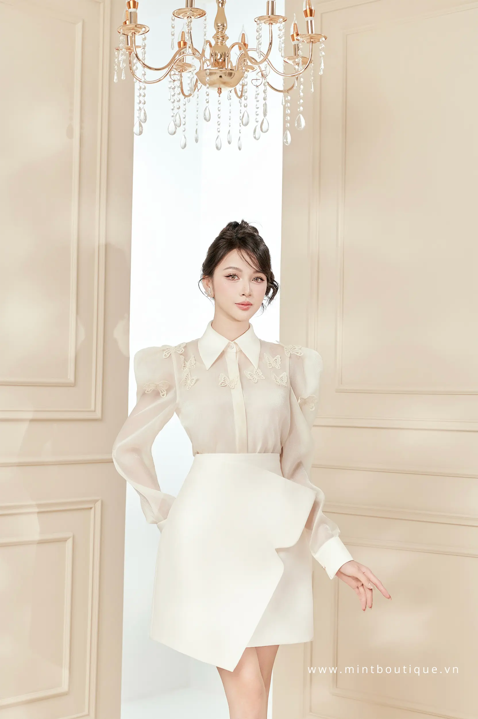 Áo sơ mi tơ óng kem cổ đức đính bướm trên vai - Image 3