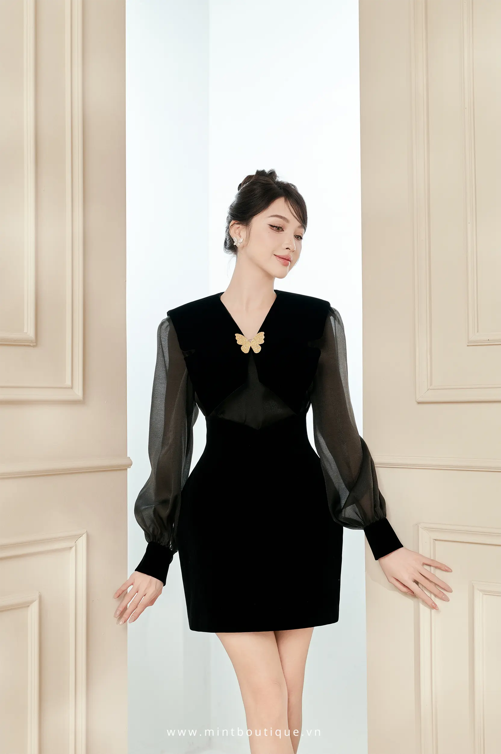 Chân váy nhung đen dáng A ngắn cạp V