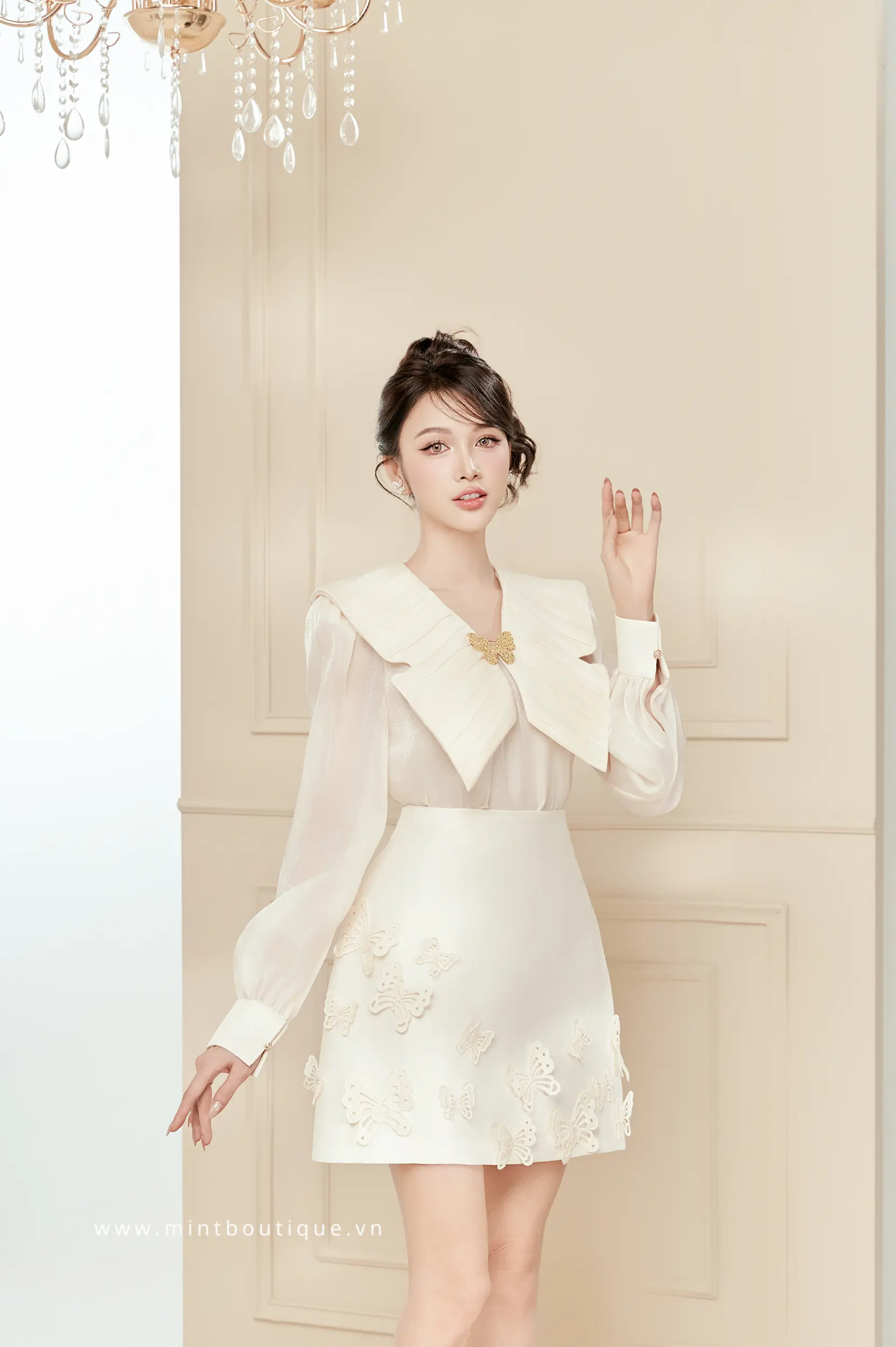 Chân váy tafta kem dáng A ngắn đính bướm - Image 3