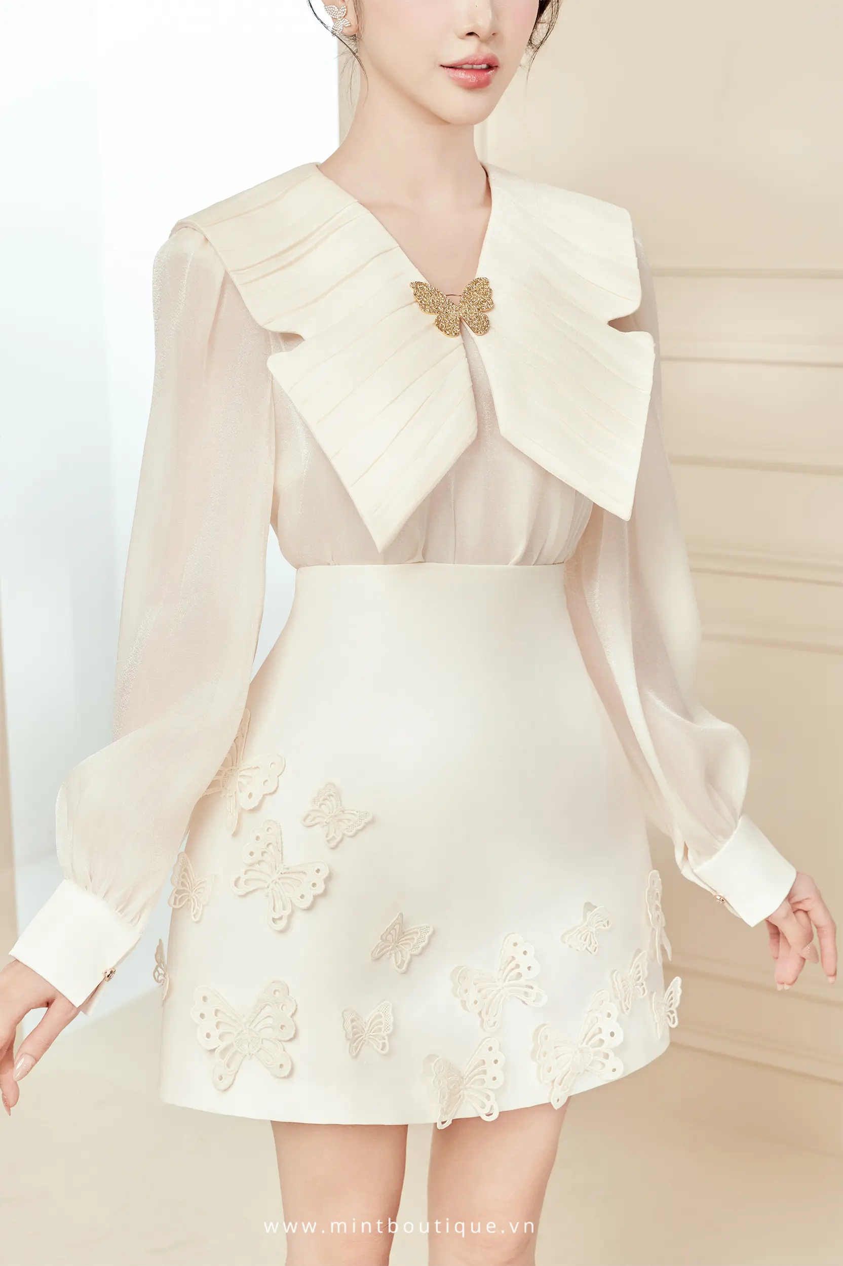 Áo sơ mi tơ óng kem 2 lớp cổ cánh bướm - Image 2