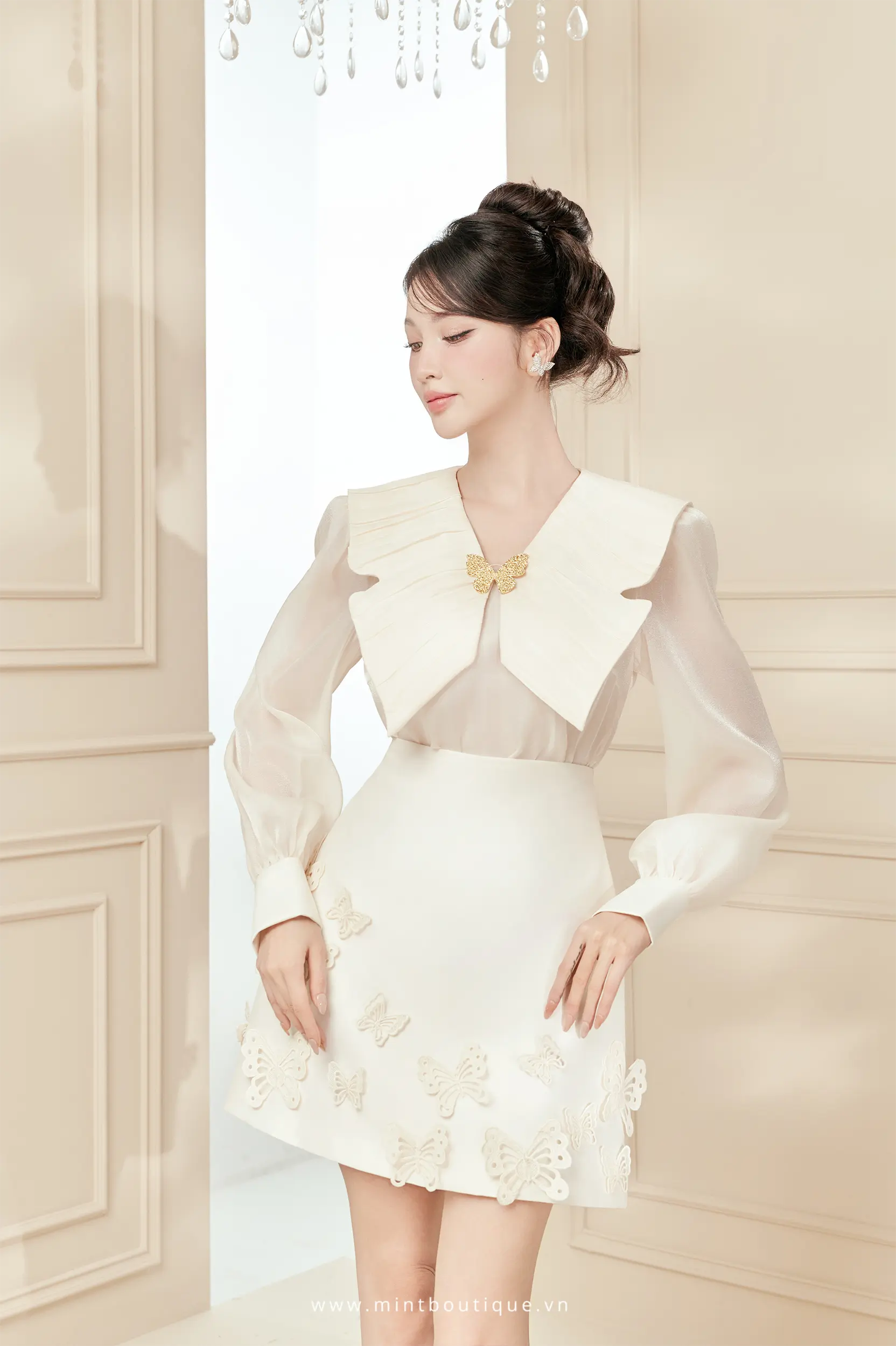Chân váy tafta kem dáng A ngắn đính bướm - Image 2