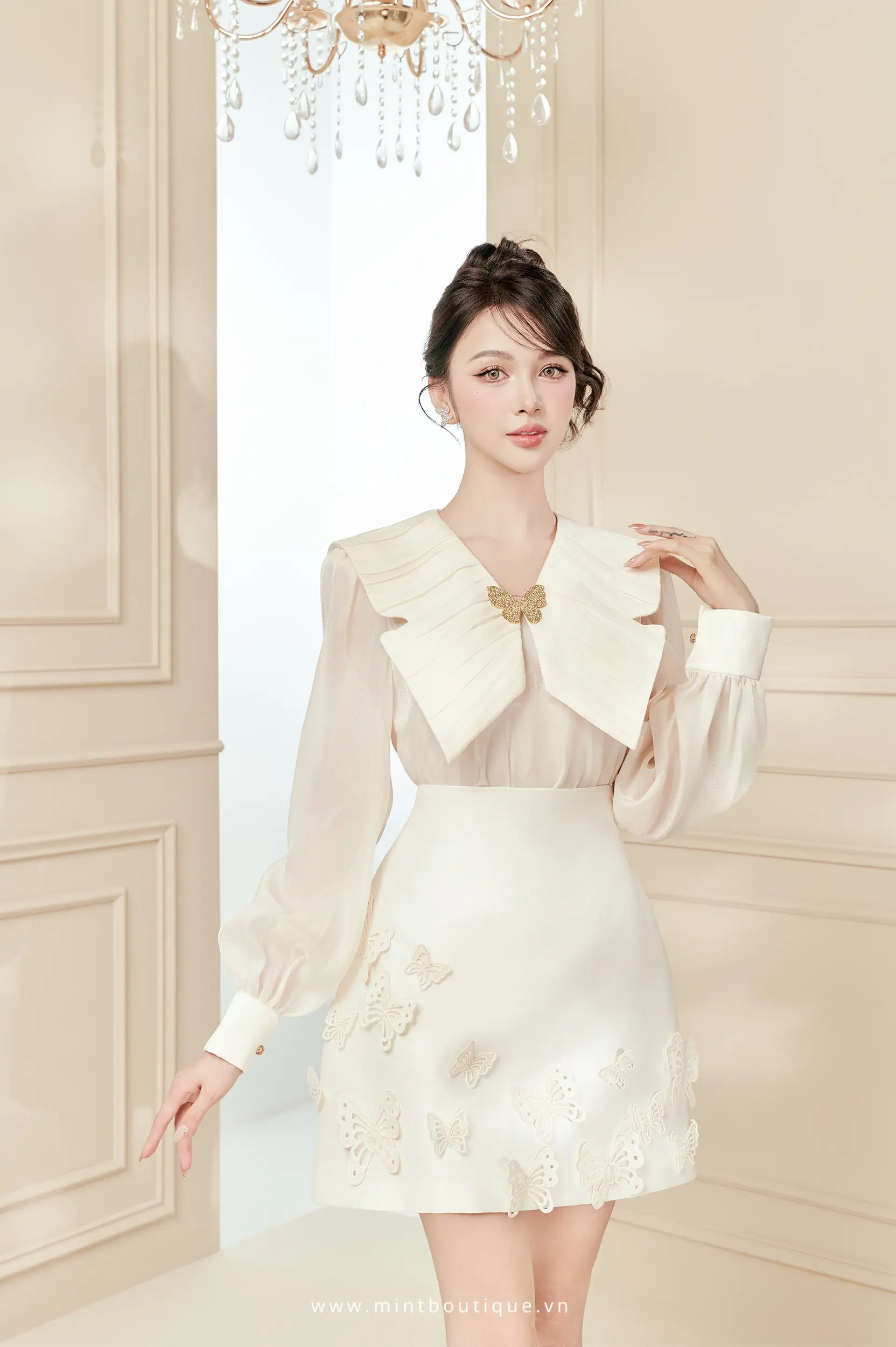 Áo sơ mi tơ óng kem 2 lớp cổ cánh bướm