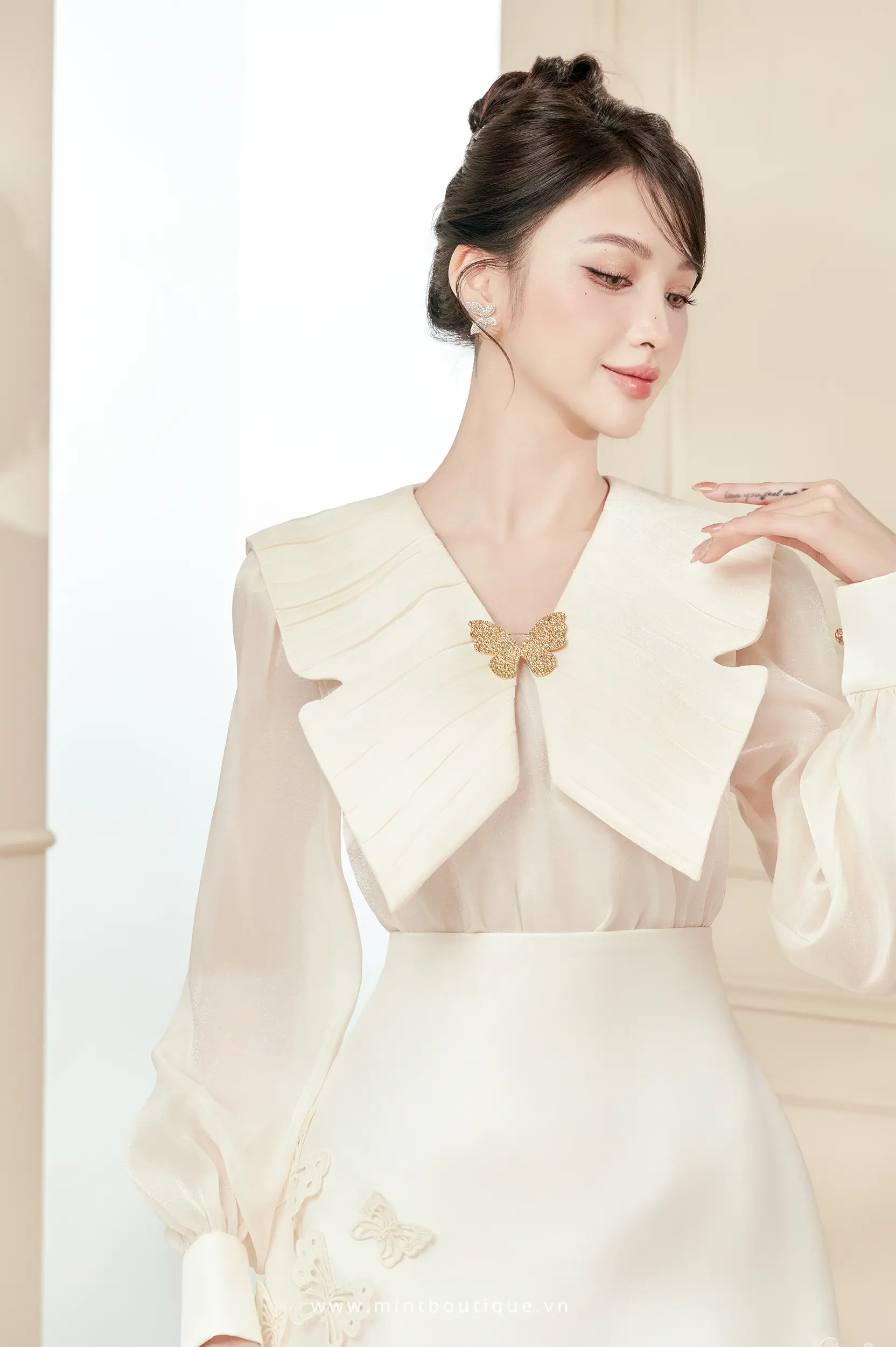 Áo sơ mi tơ óng kem 2 lớp cổ cánh bướm - Image 4