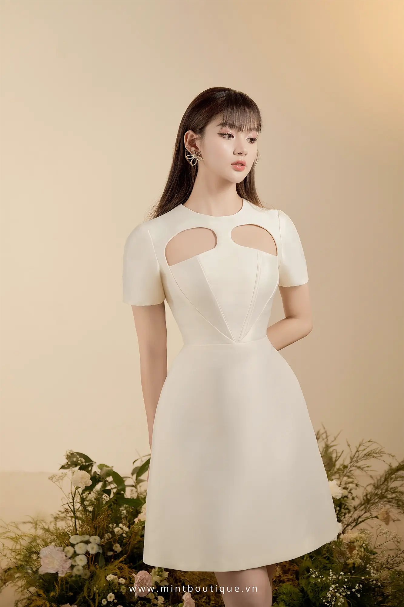 Váy liền mini tatfa kem trái tim cut out ngực - Image 3