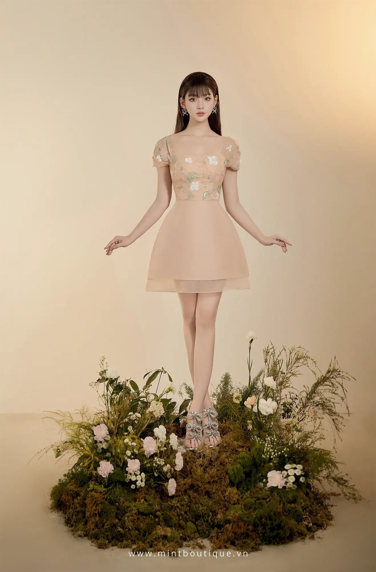 Váy liền mini organza nude đính kết hoa