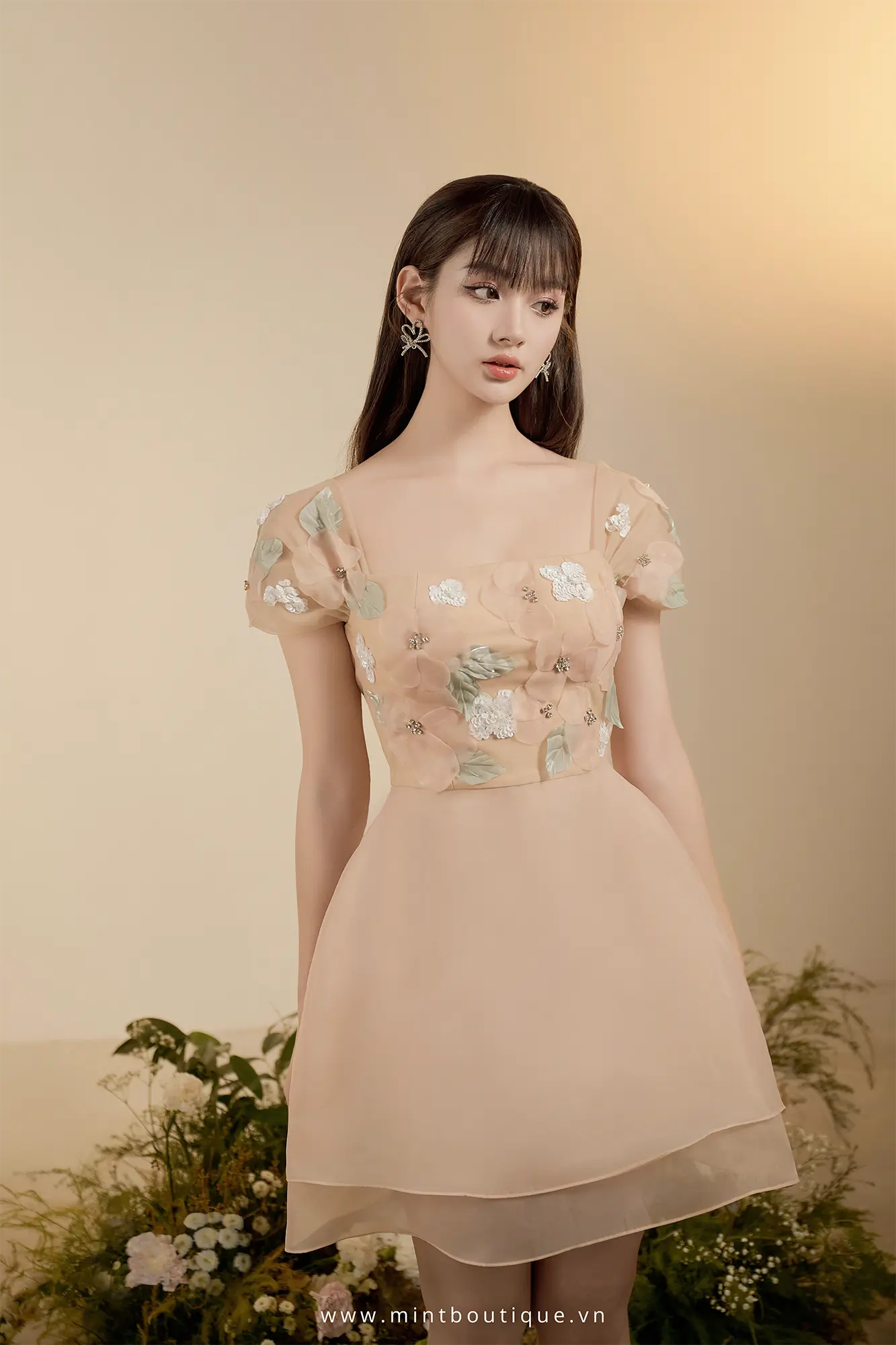 Váy liền mini organza nude đính kết hoa - Image 2