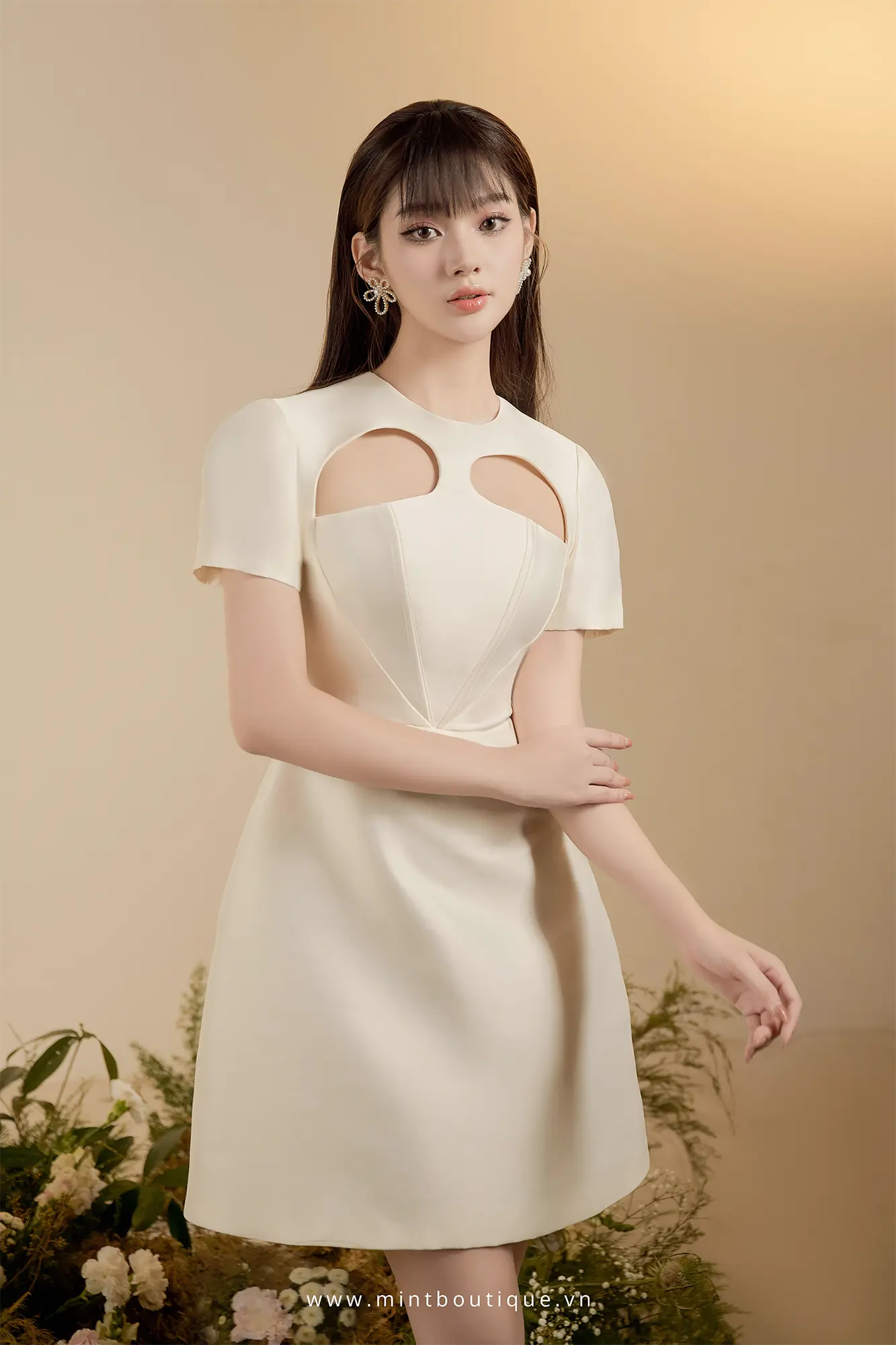 Váy liền mini tatfa kem trái tim cut out ngực - Image 4